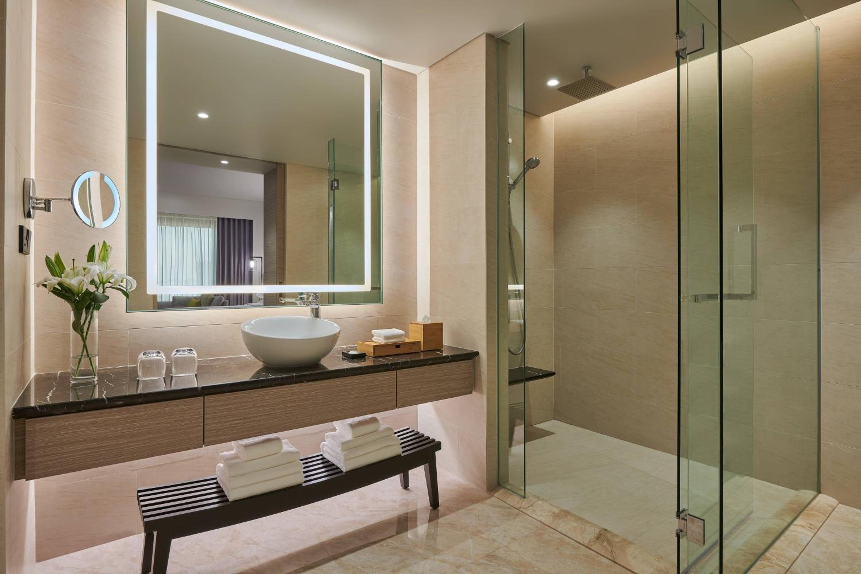 Courtyard Suite, 1 Bedroom Suite, 1 King, City view - Photo 6