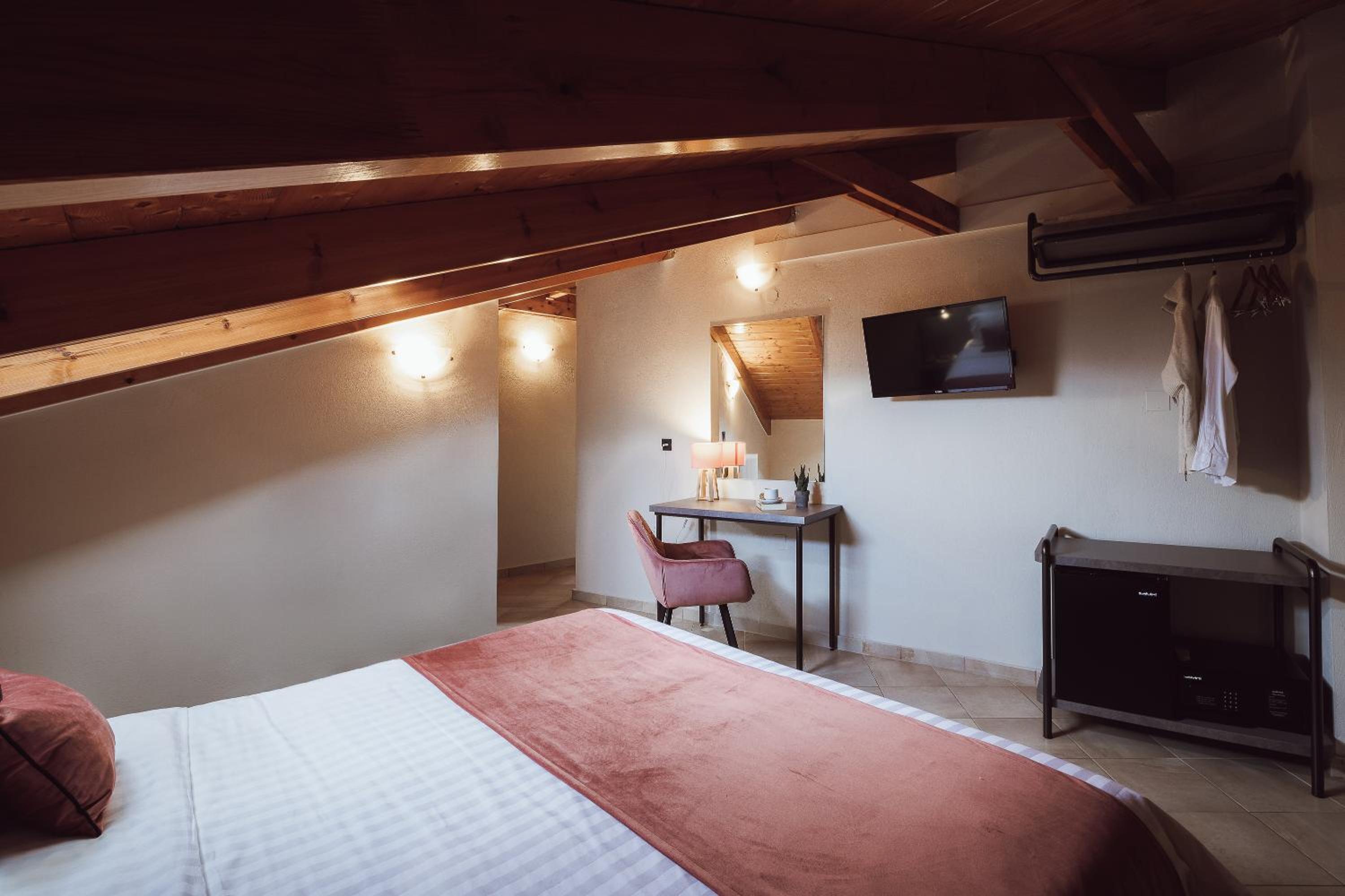 Junior Attic photo 2