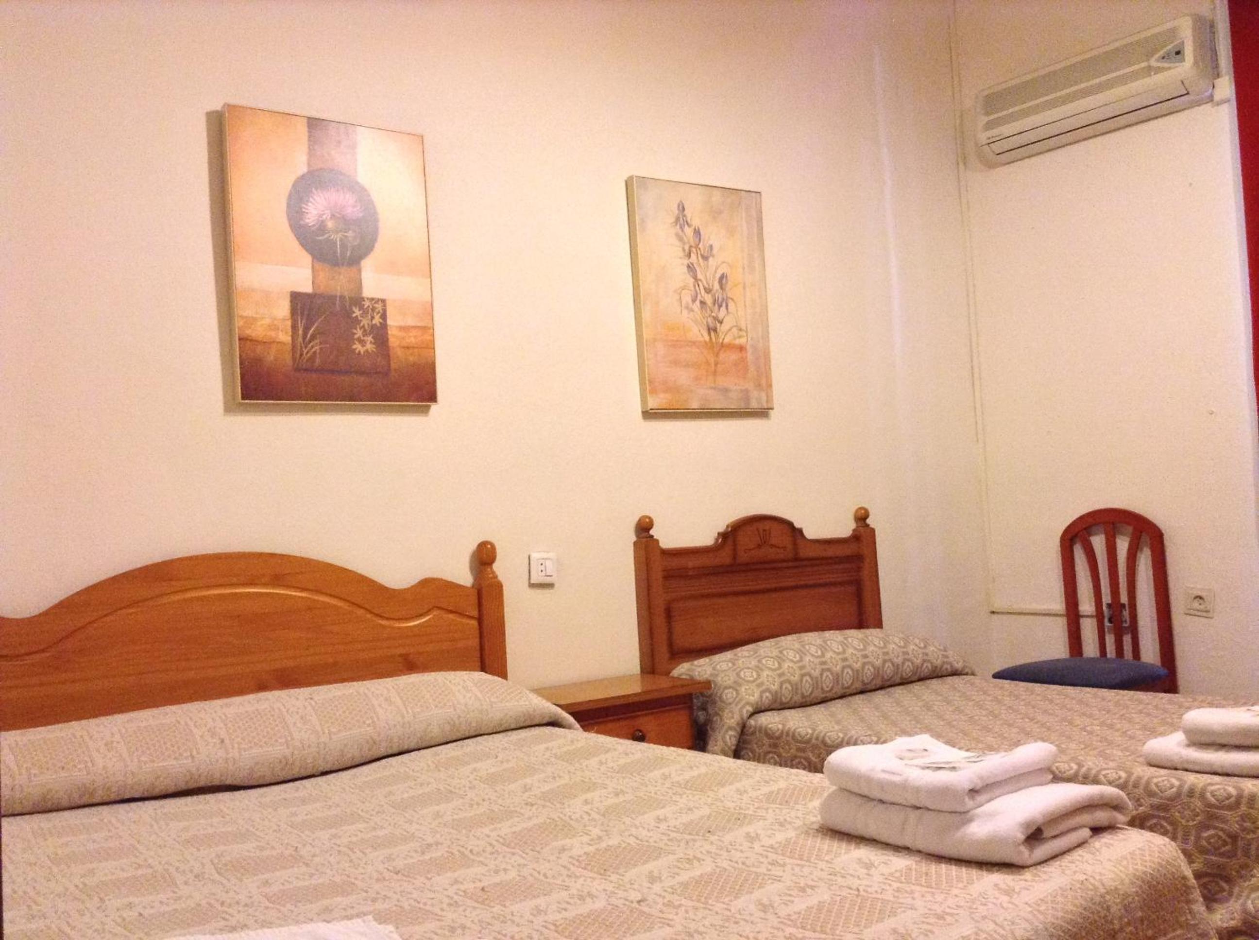 Habitación Doble con cama extra y baño privado