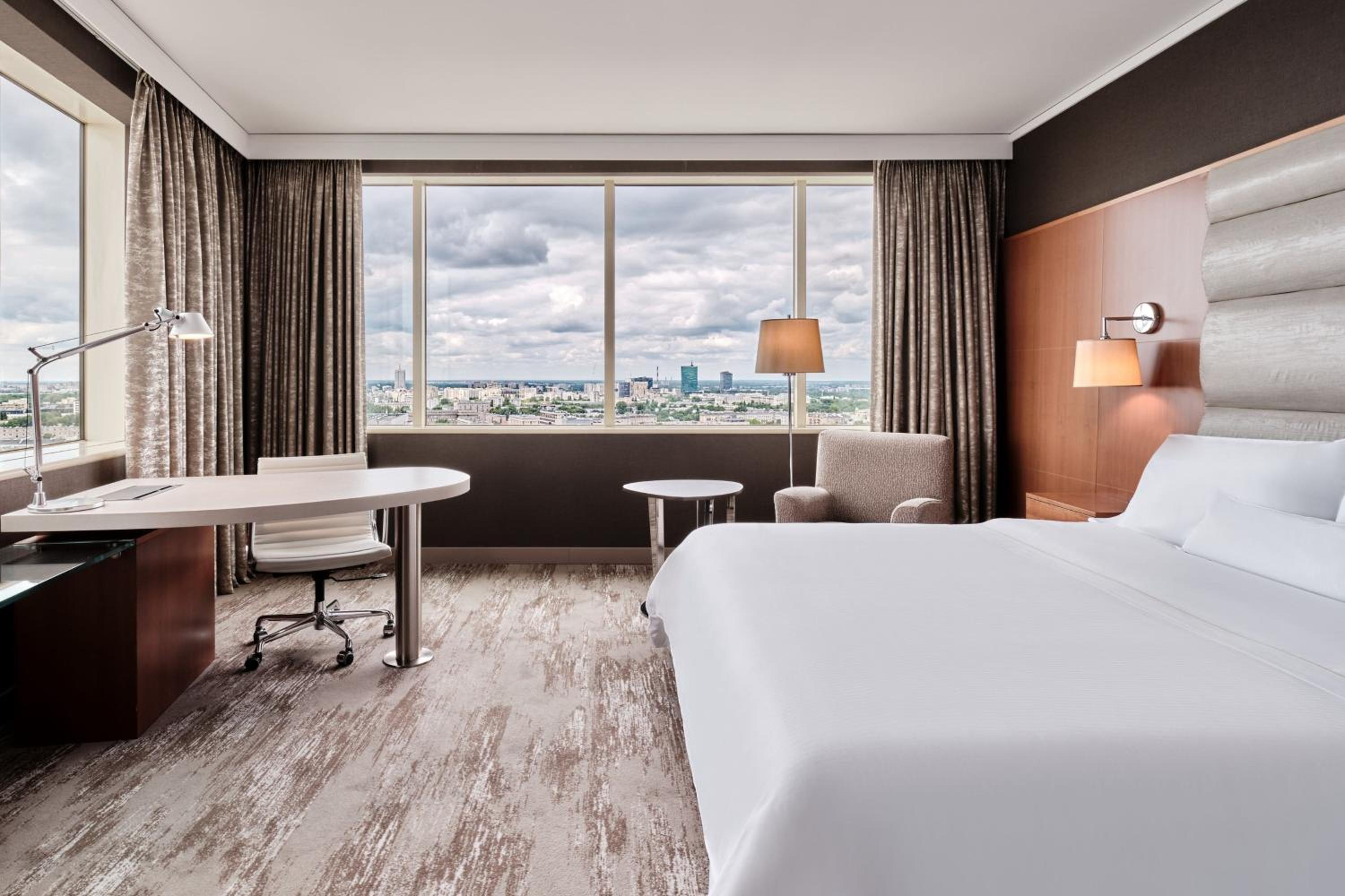 Executive Premium, Guest room, 1 King, City view - Photo 1