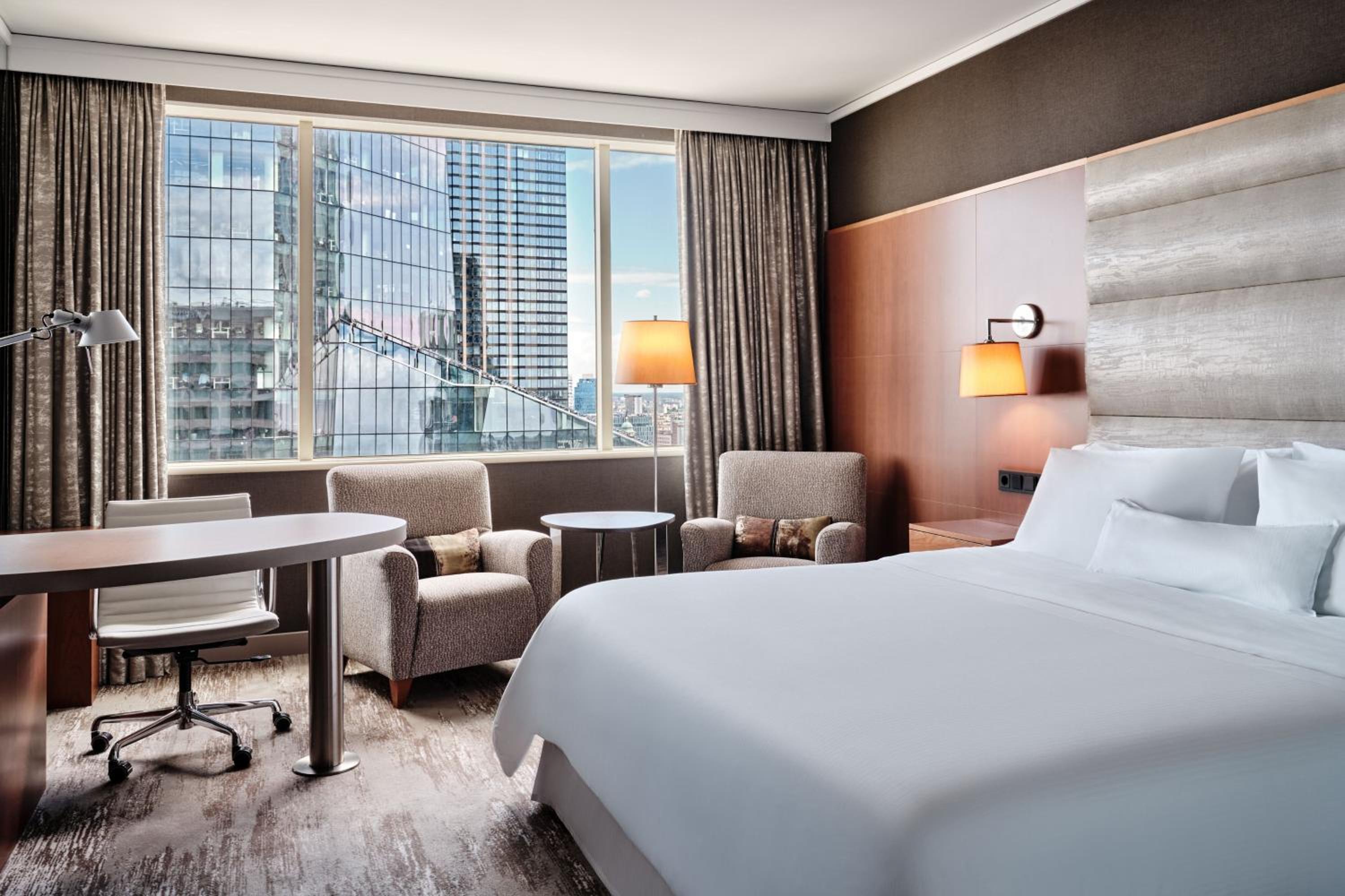 Executive Suite, 1 Bedroom Suite, 1 King, City view - Photo 1