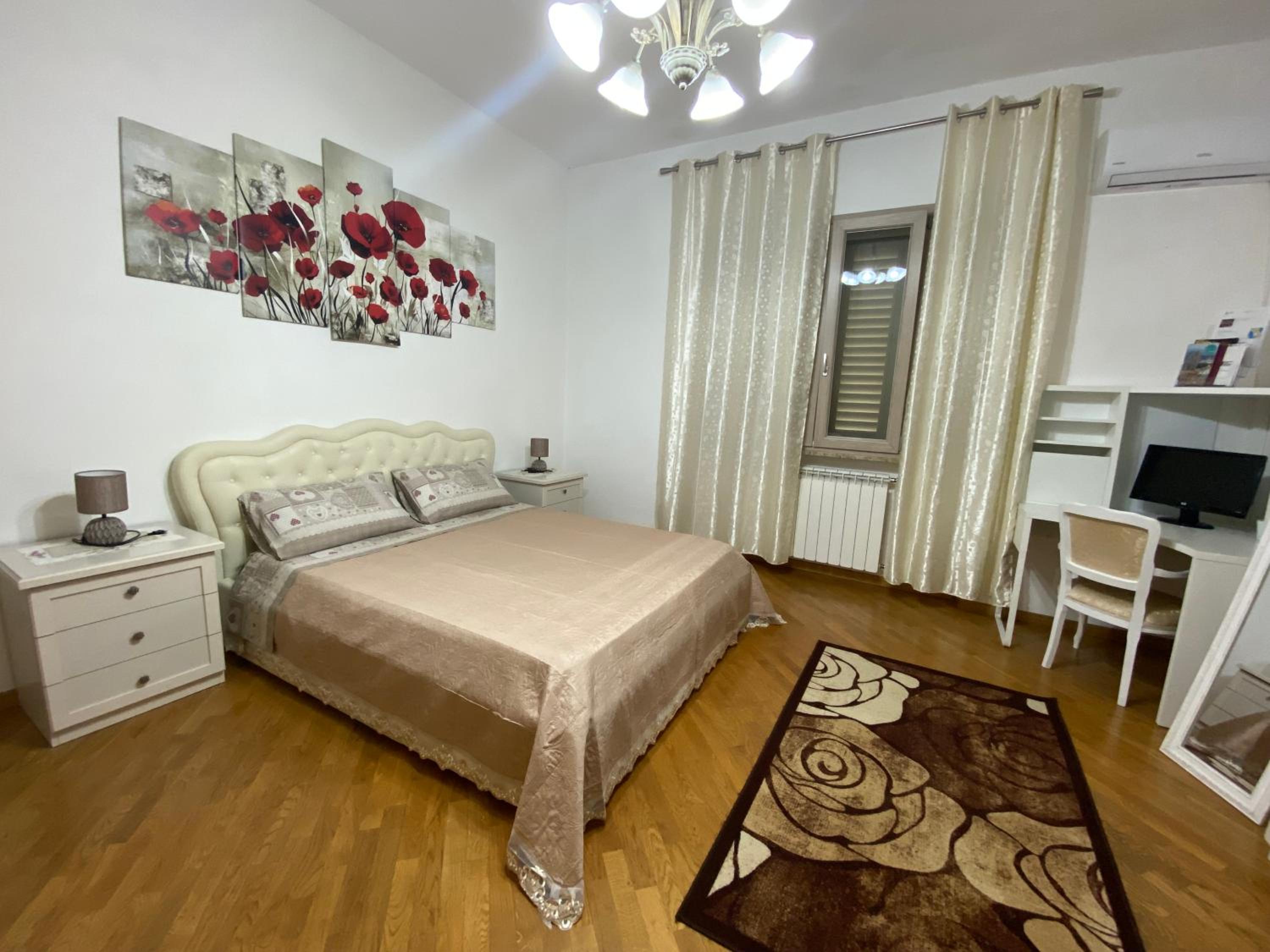 One-Bedroom Apartment photo 1