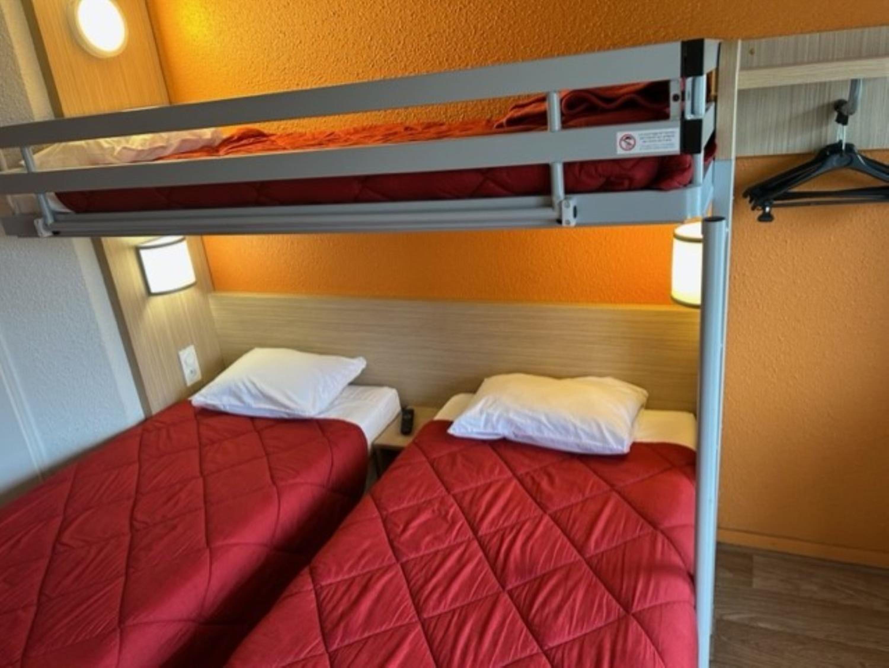 Triple Room (1 Double Bed + 1 Single Bed) - Photo 6