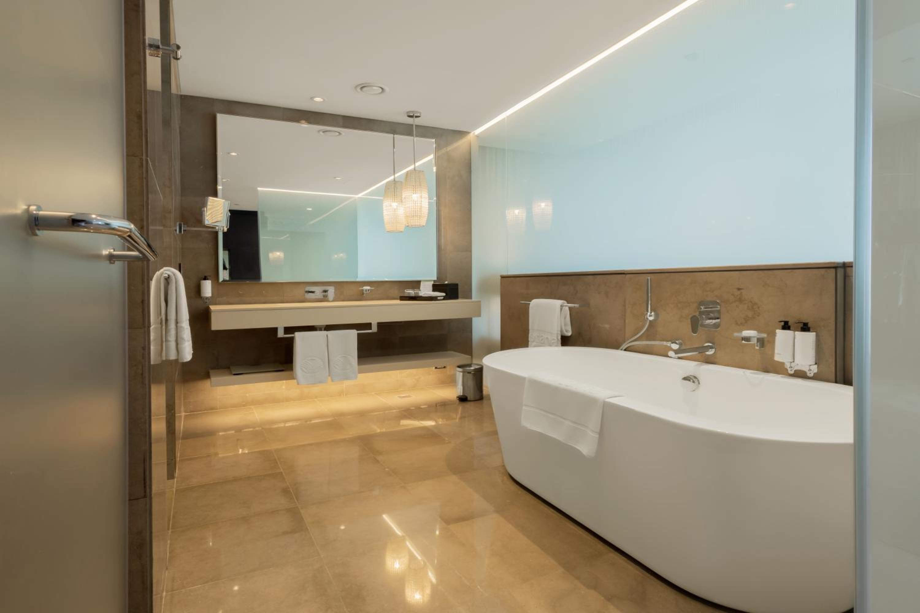 King Bed with Club Lounge Access City View photo 3