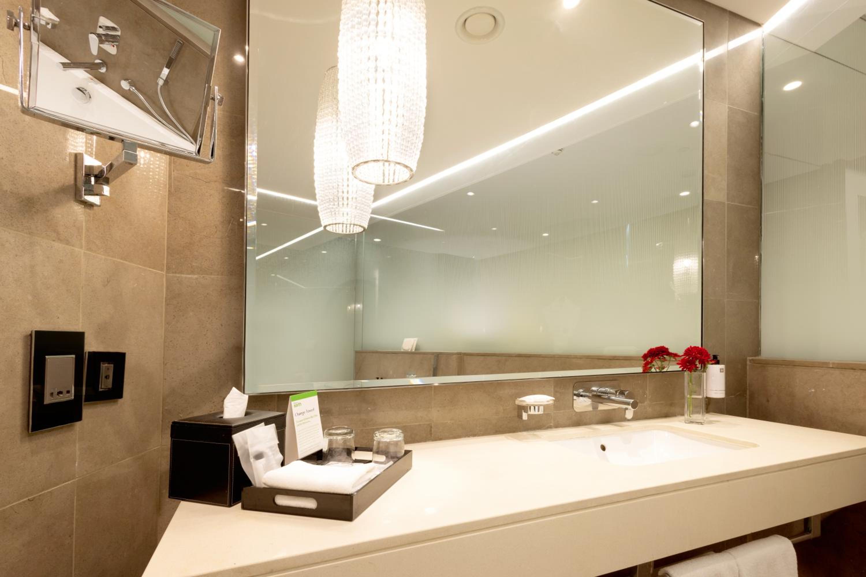 Twin Bed with Club Lounge Access City View photo 2