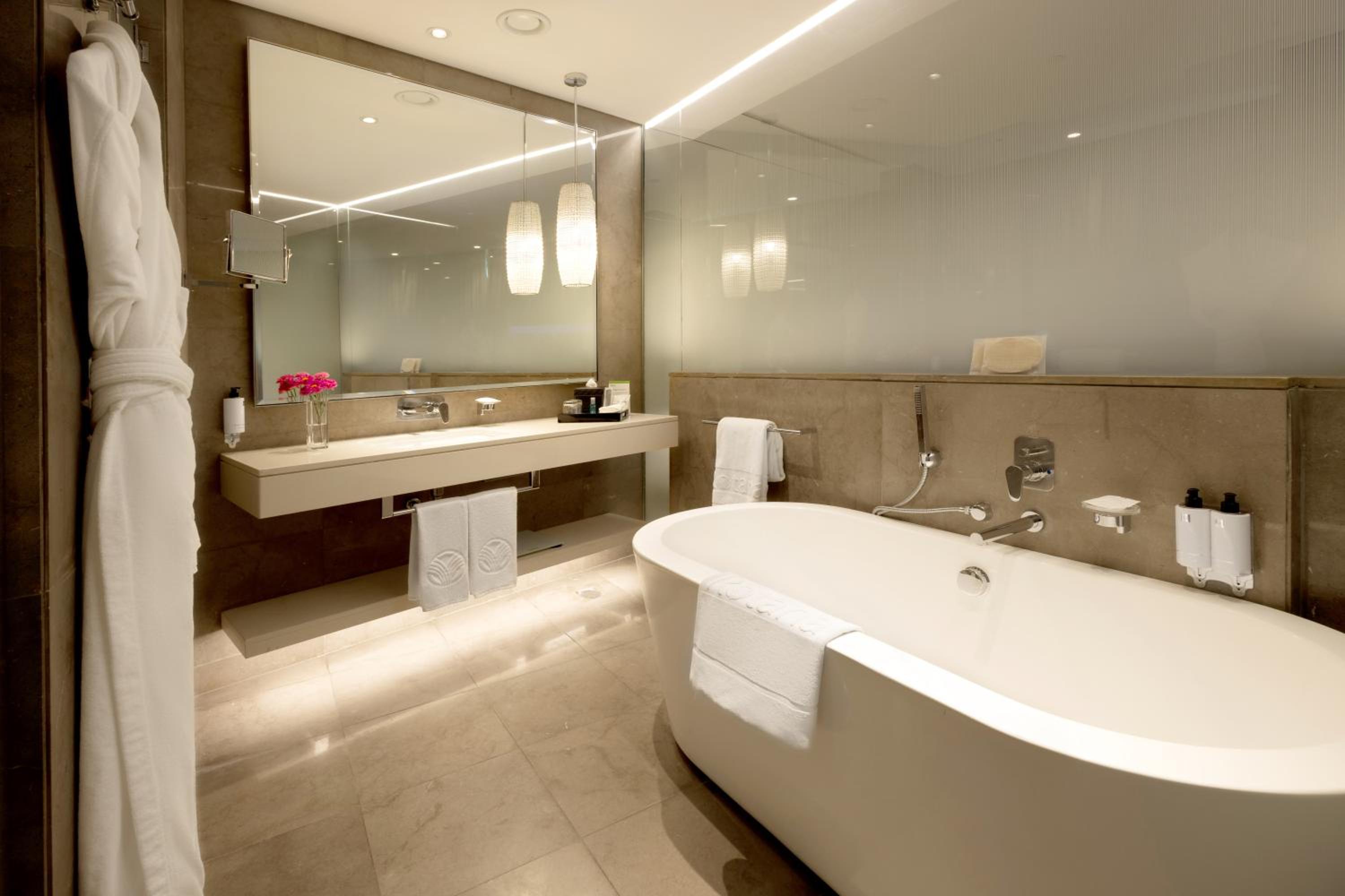 Large Corner Club Lounge Access King Bed City View photo 3