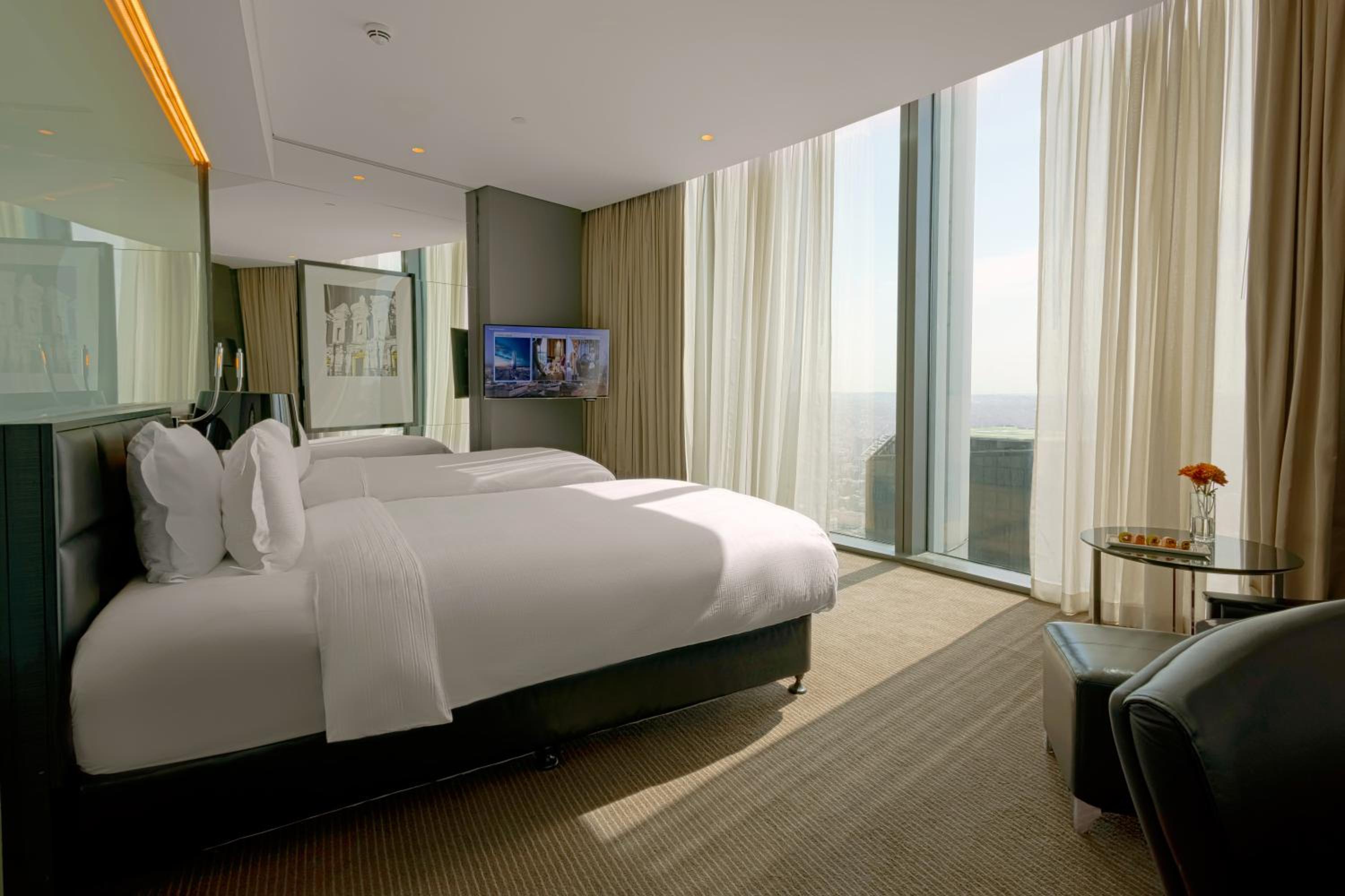 Twin Bed with Club Lounge Access City View photo 3