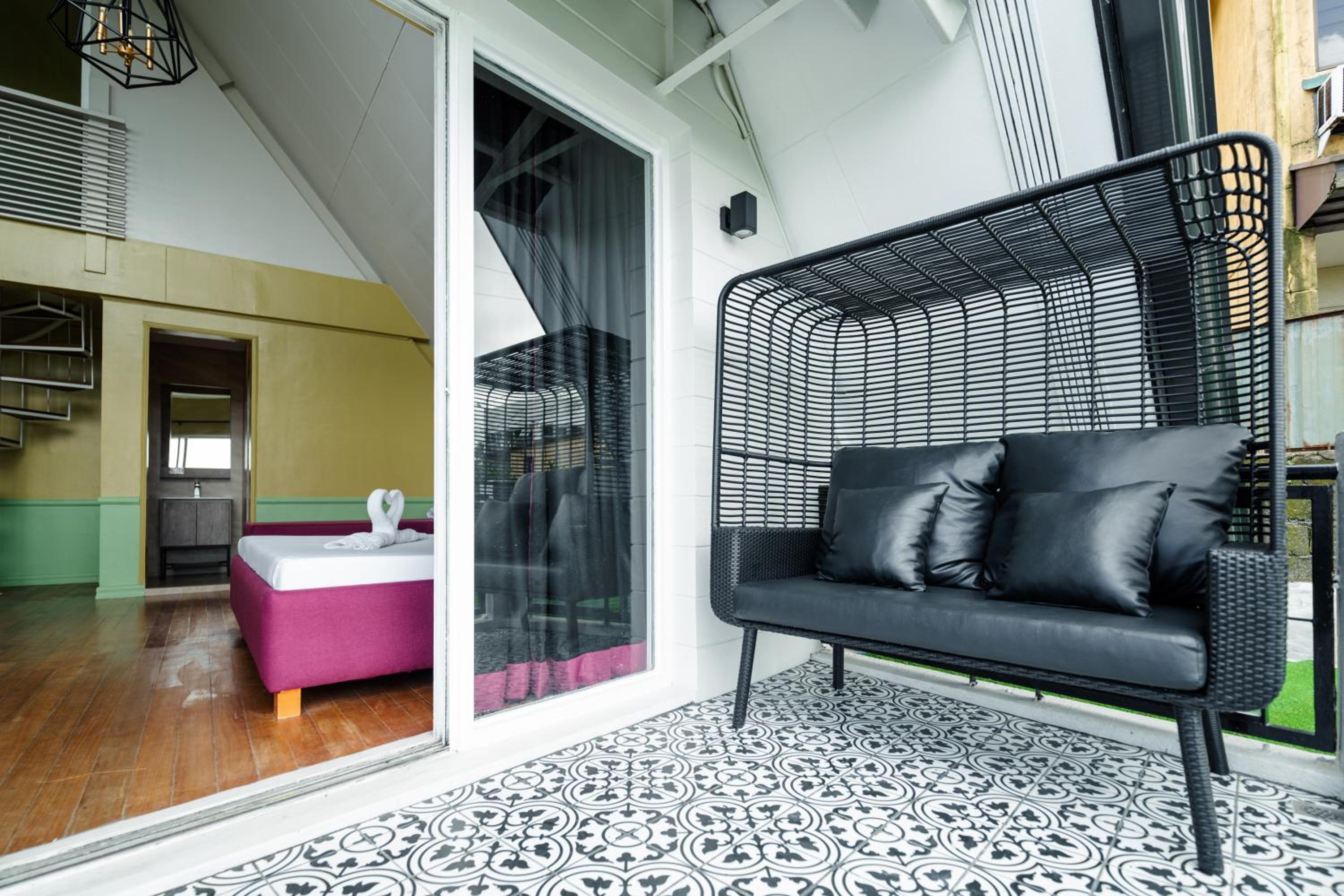 Family Suite with Balcony and Lakeview photo 2