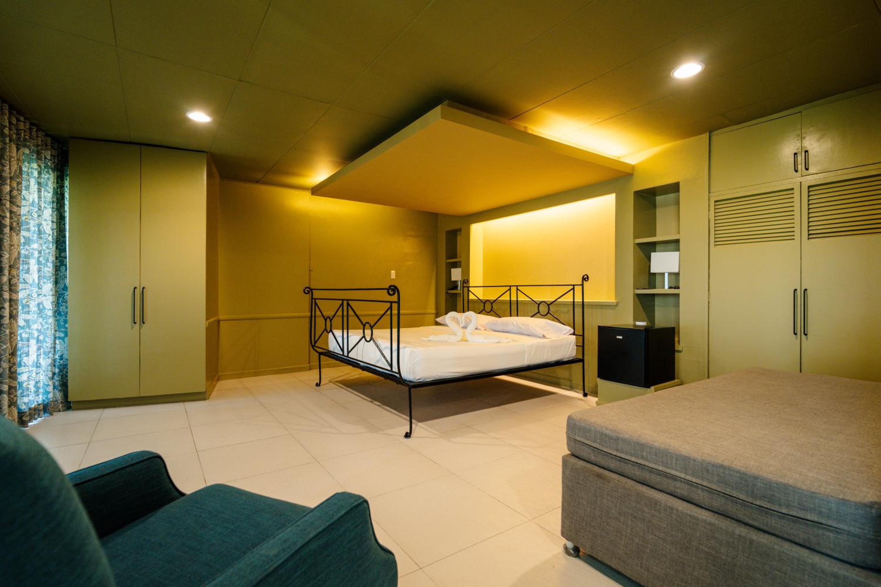 Superior Family Room photo 3