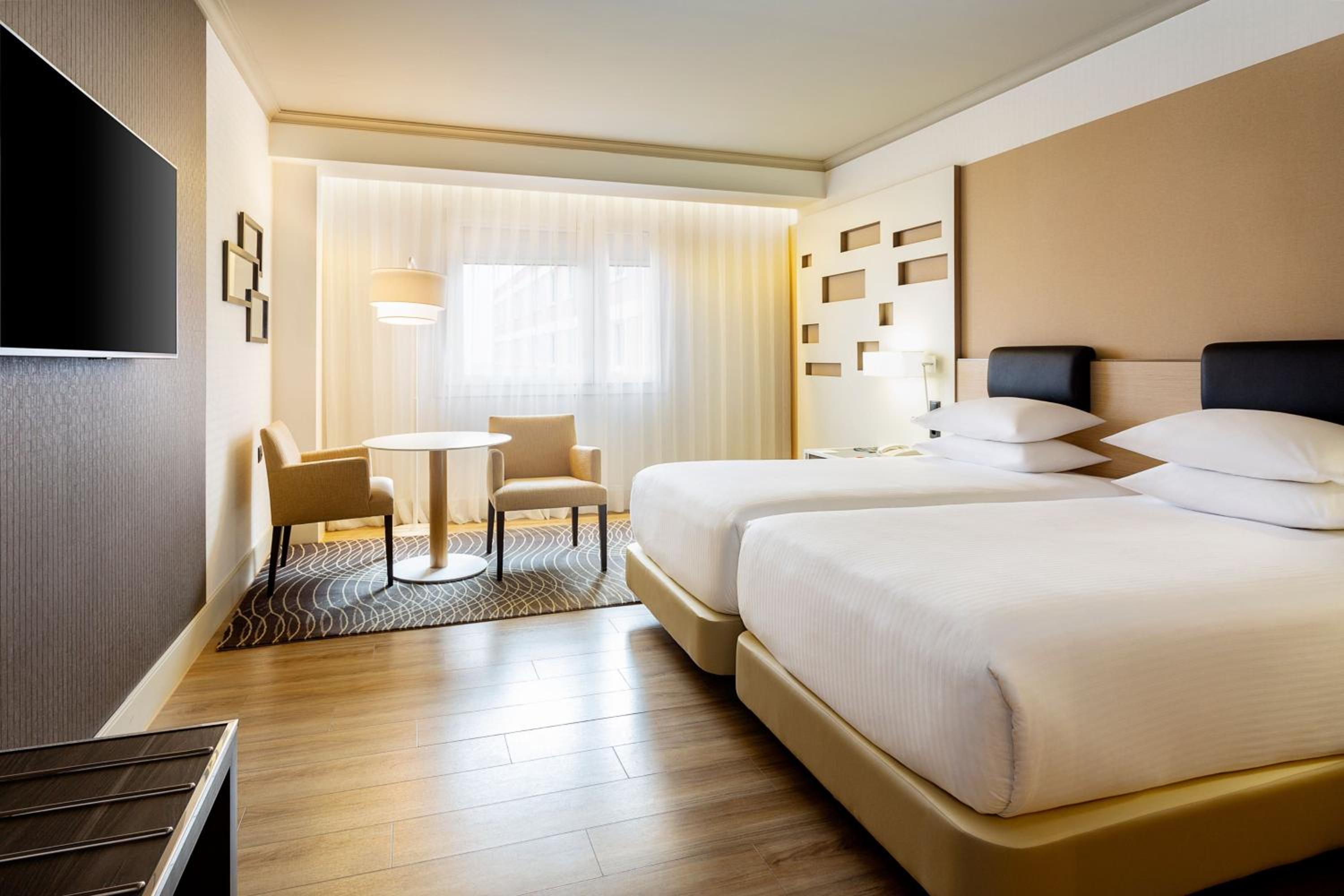 Premium Twin Room - Photo 8