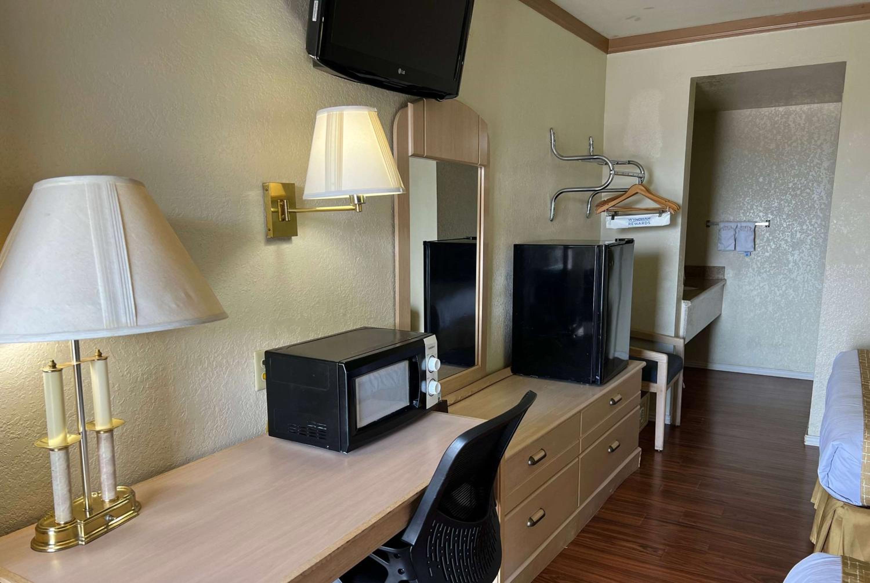Queen Room with Two Queen Beds - Non-Smoking - Photo 8