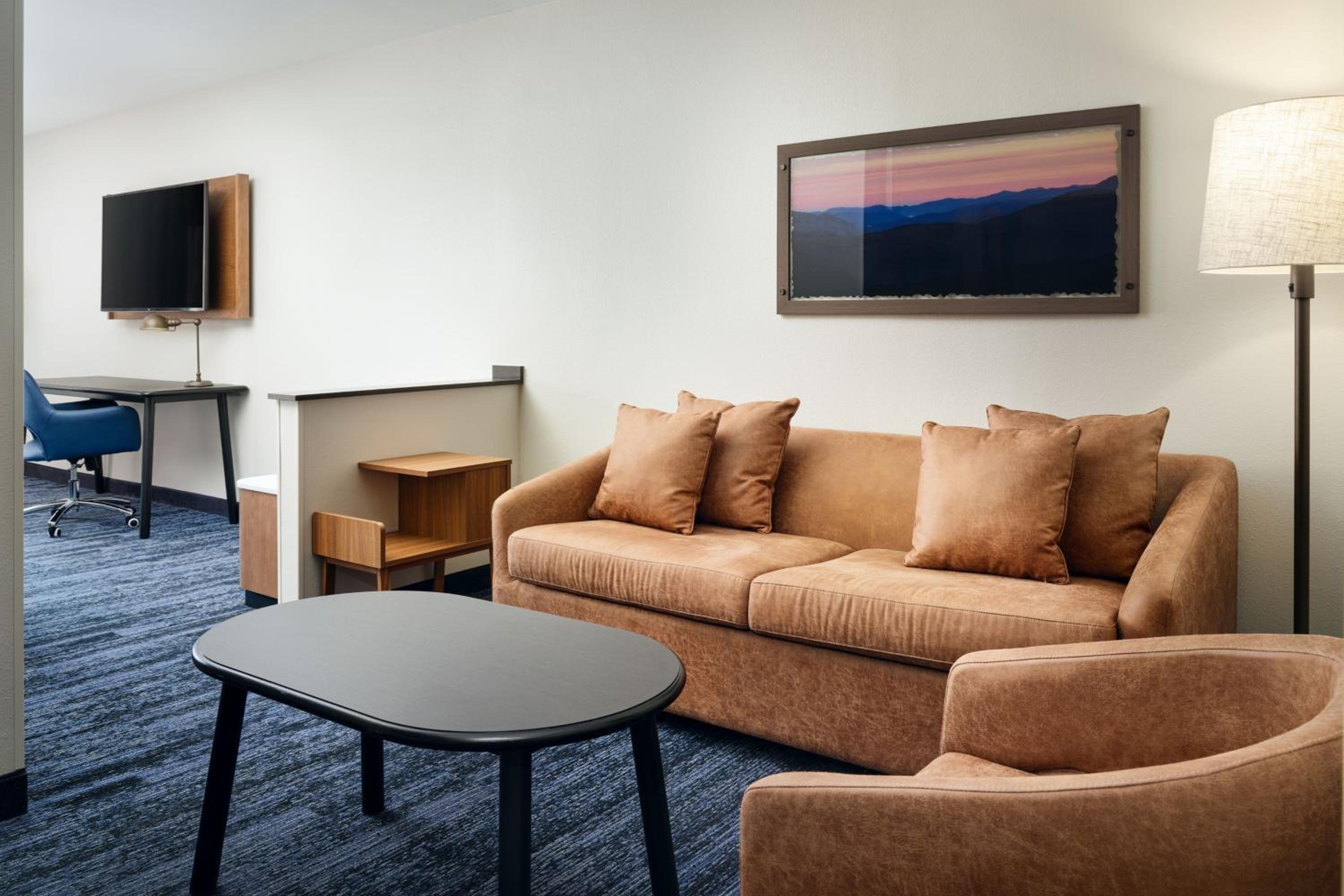 Queen Suite with Sofa Bed - Photo 5