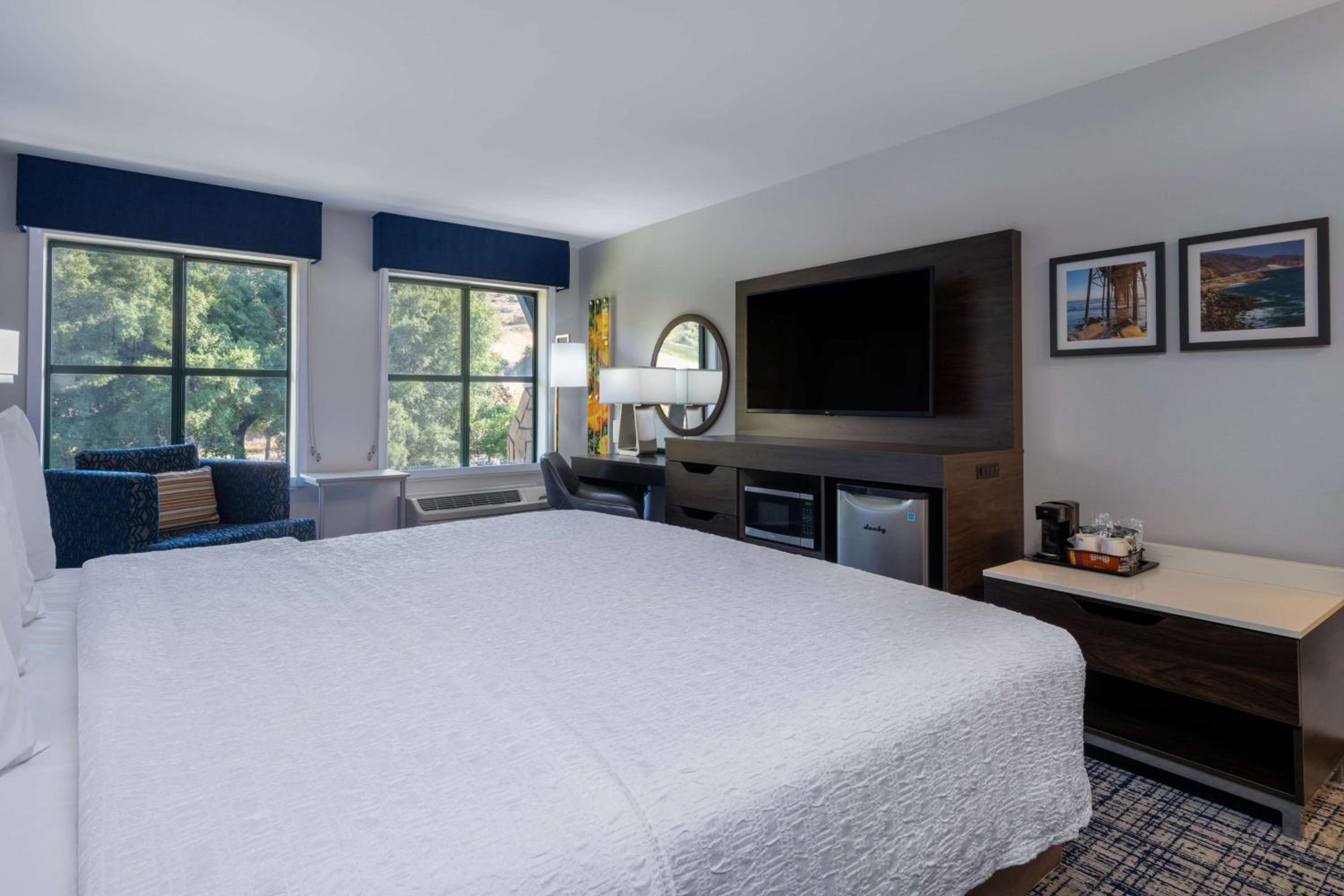 King Room with King Bed - Non-Smoking - Photo 1