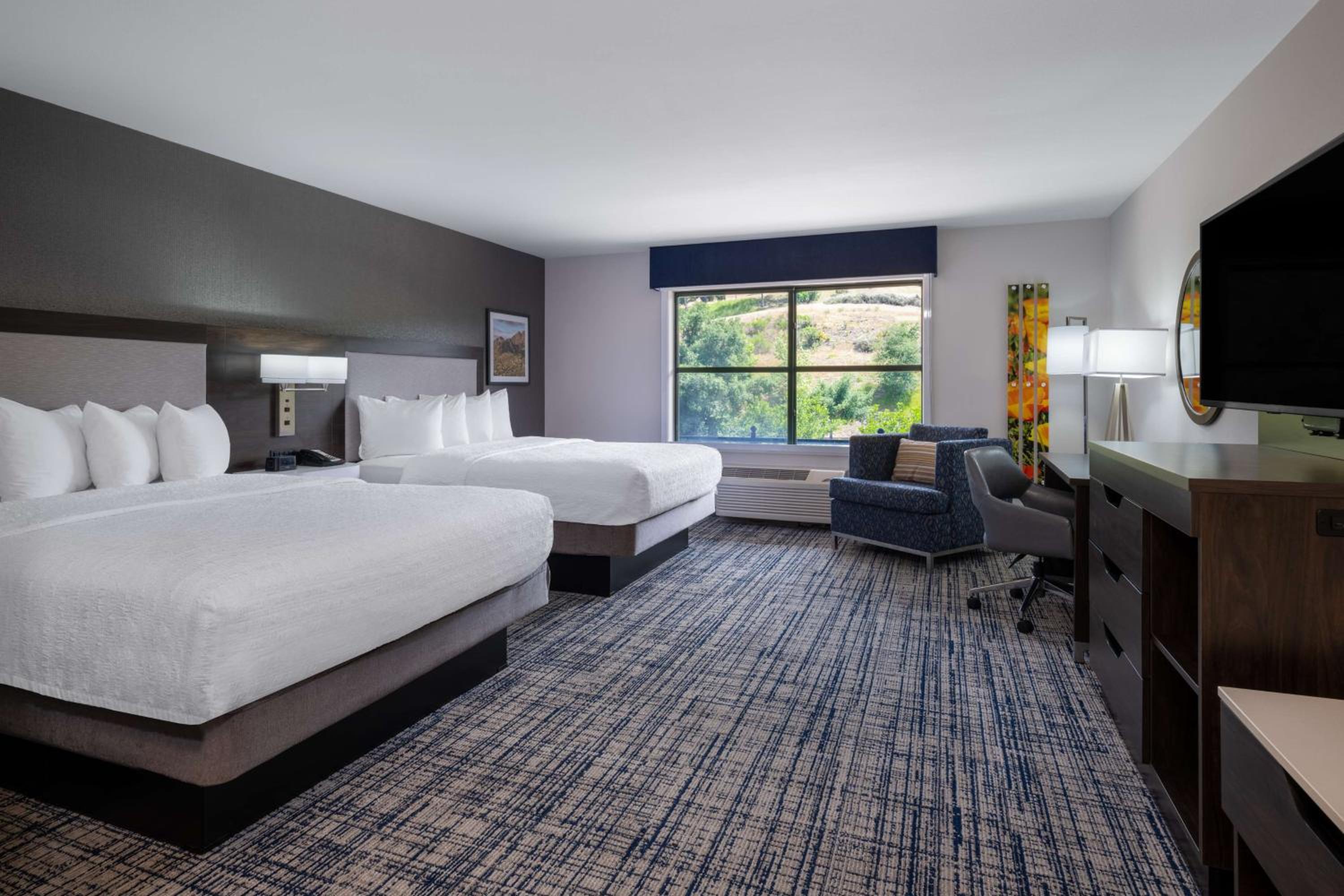 Queen Room with Two Queen Beds - Non-Smoking - Photo 13