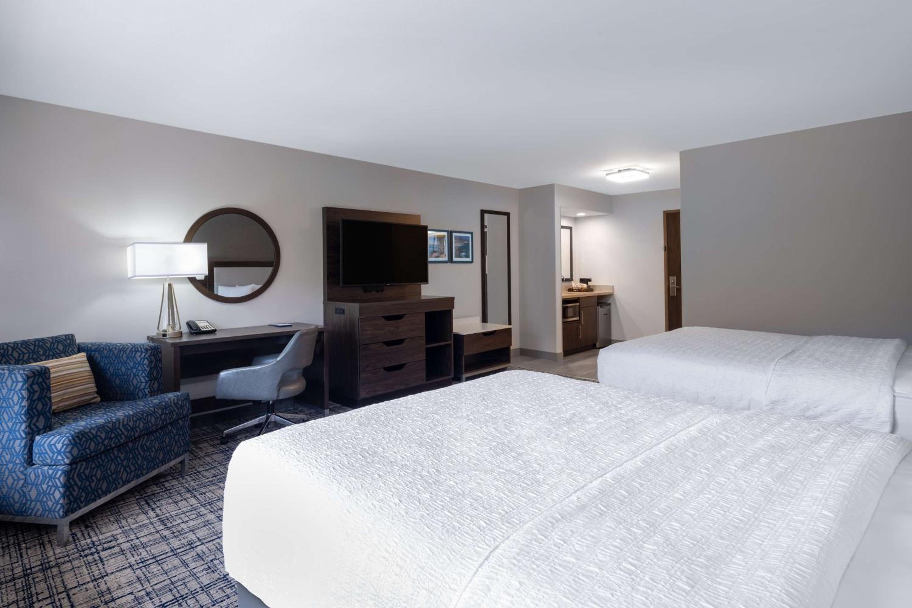 Queen Room with Two Queen Beds - Non-Smoking - Photo 2