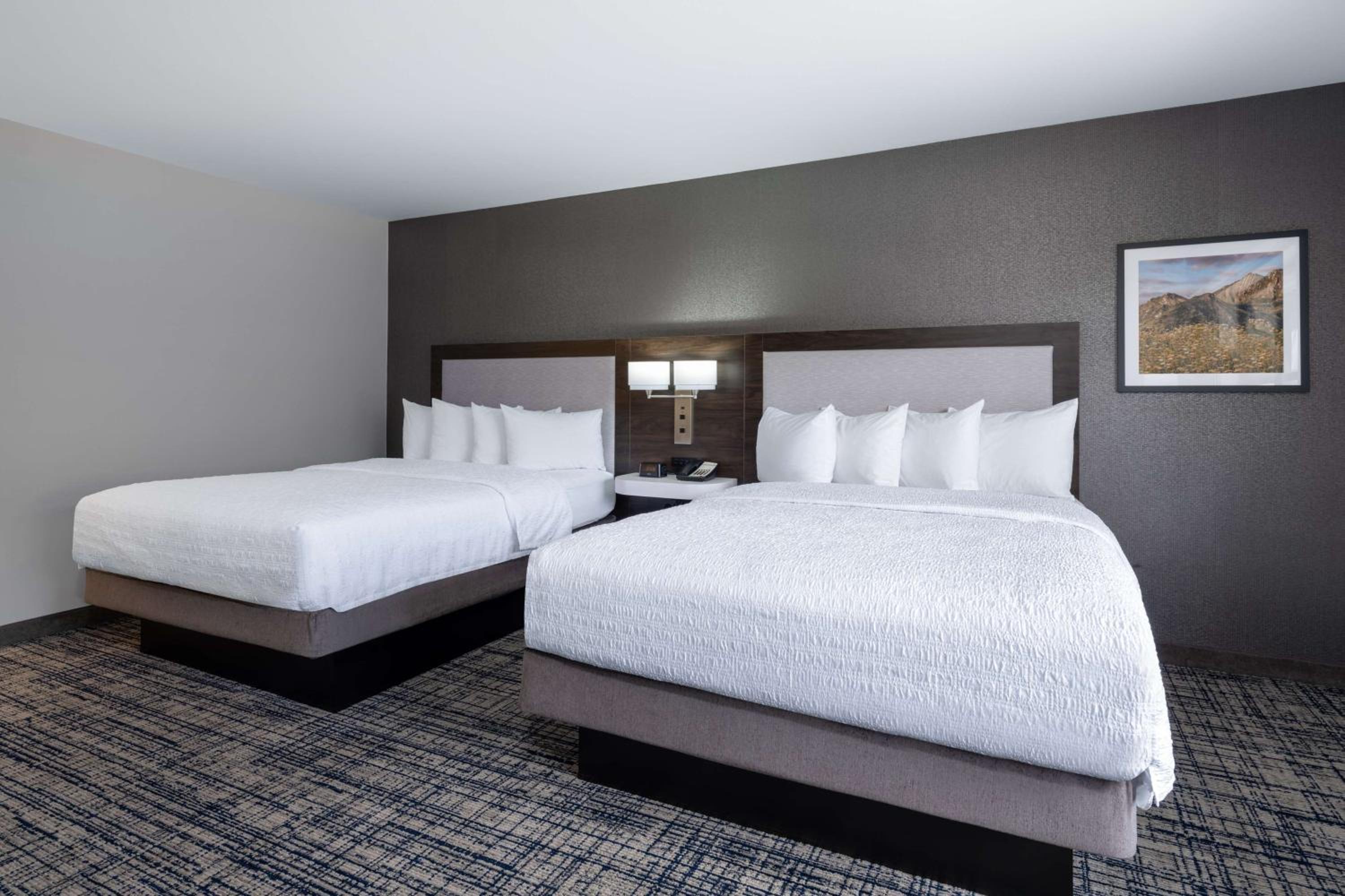 Queen Room with Two Queen Beds - Non-Smoking - Photo 11