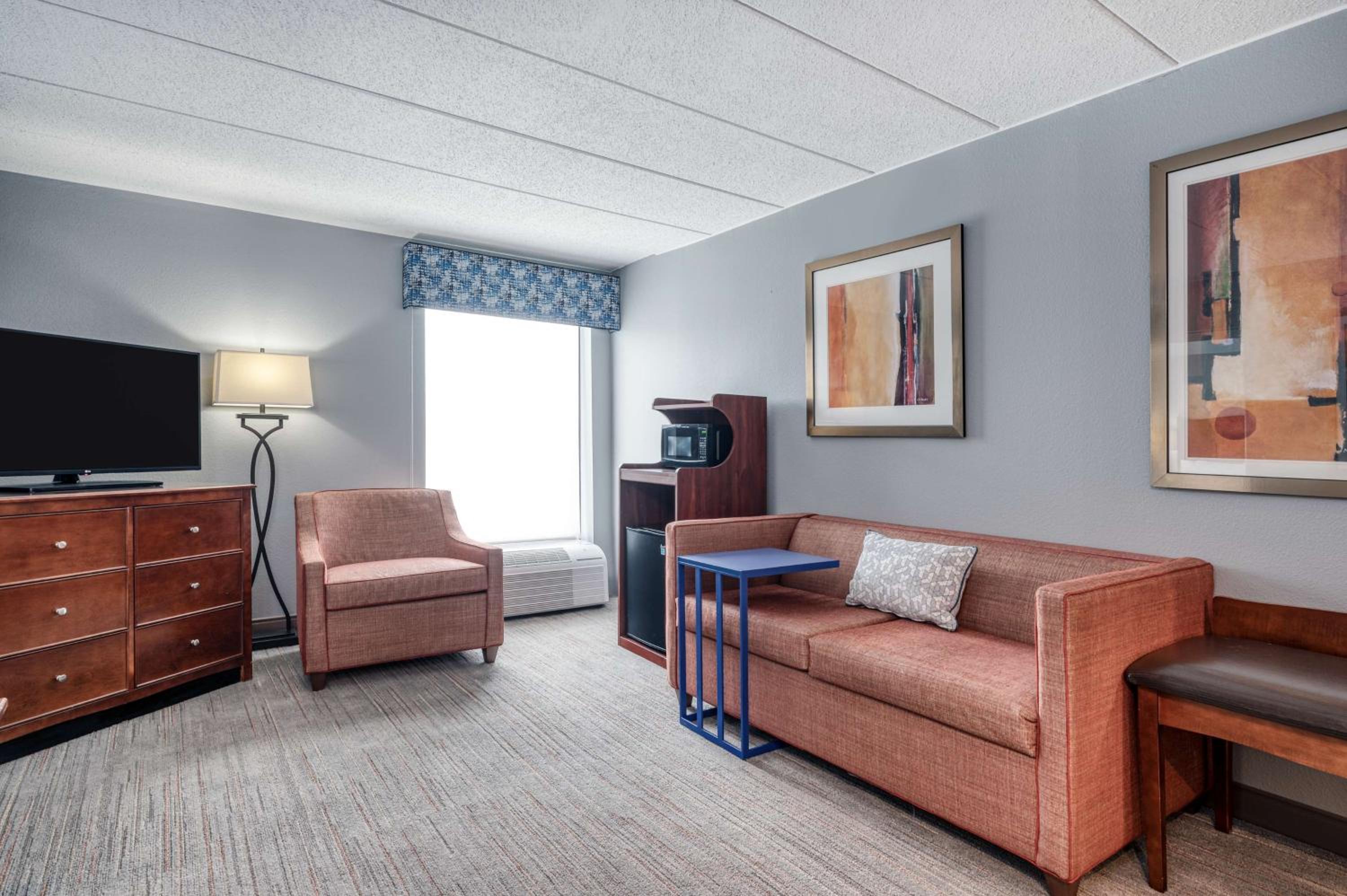 One-Bedroom Queen Suite - Non-Smoking - Photo 5