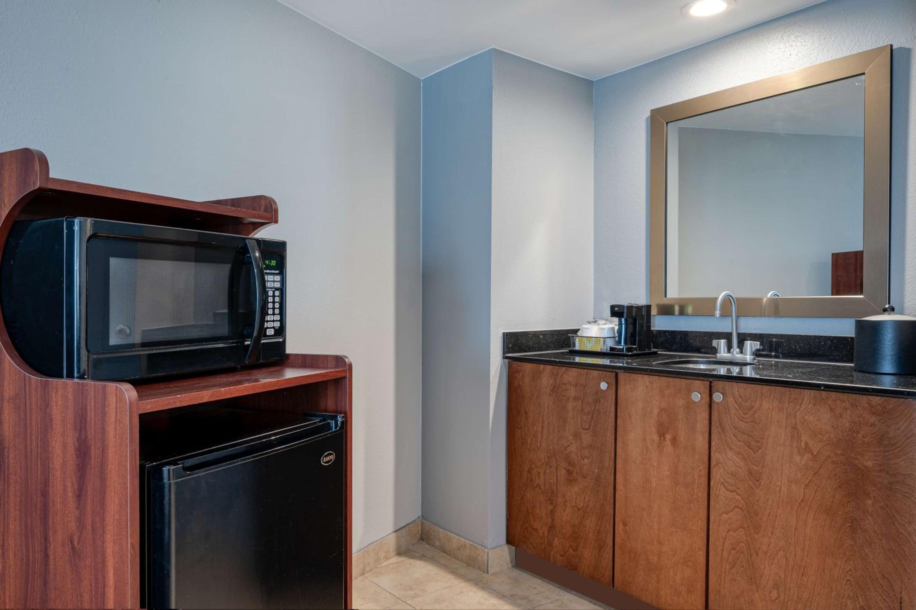 One-Bedroom Suite with Two Double Beds - Non-Smoking - Photo 3
