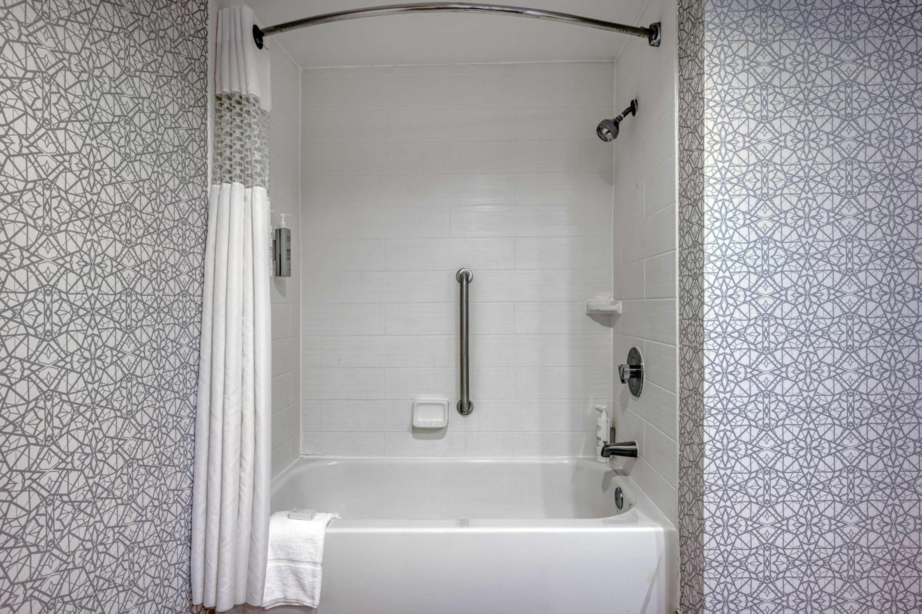 Double Room with Tub - Mobility Accessible/Non-Smoking - Photo 3