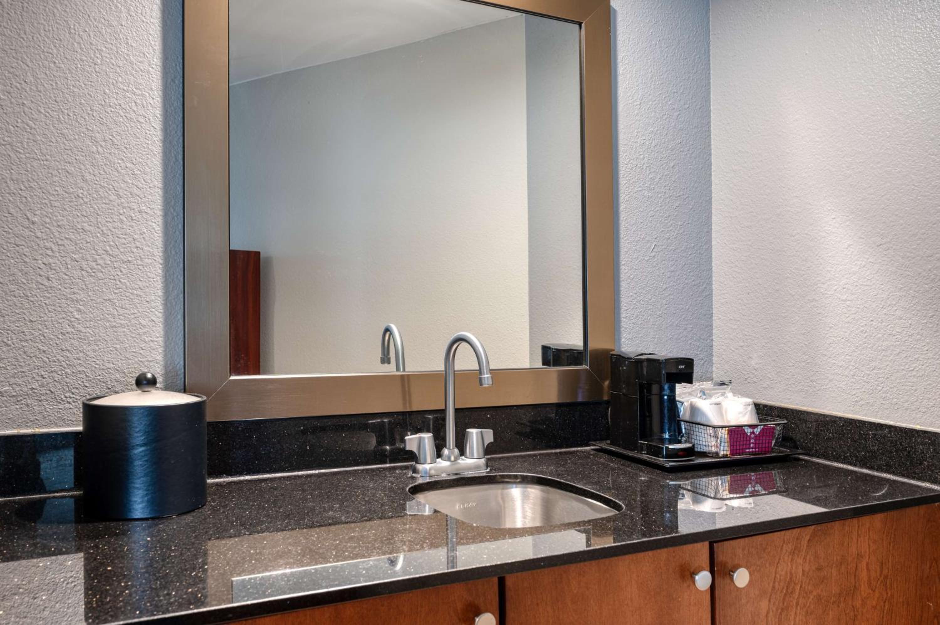 One-Bedroom King Suite - Non-Smoking - Photo 3