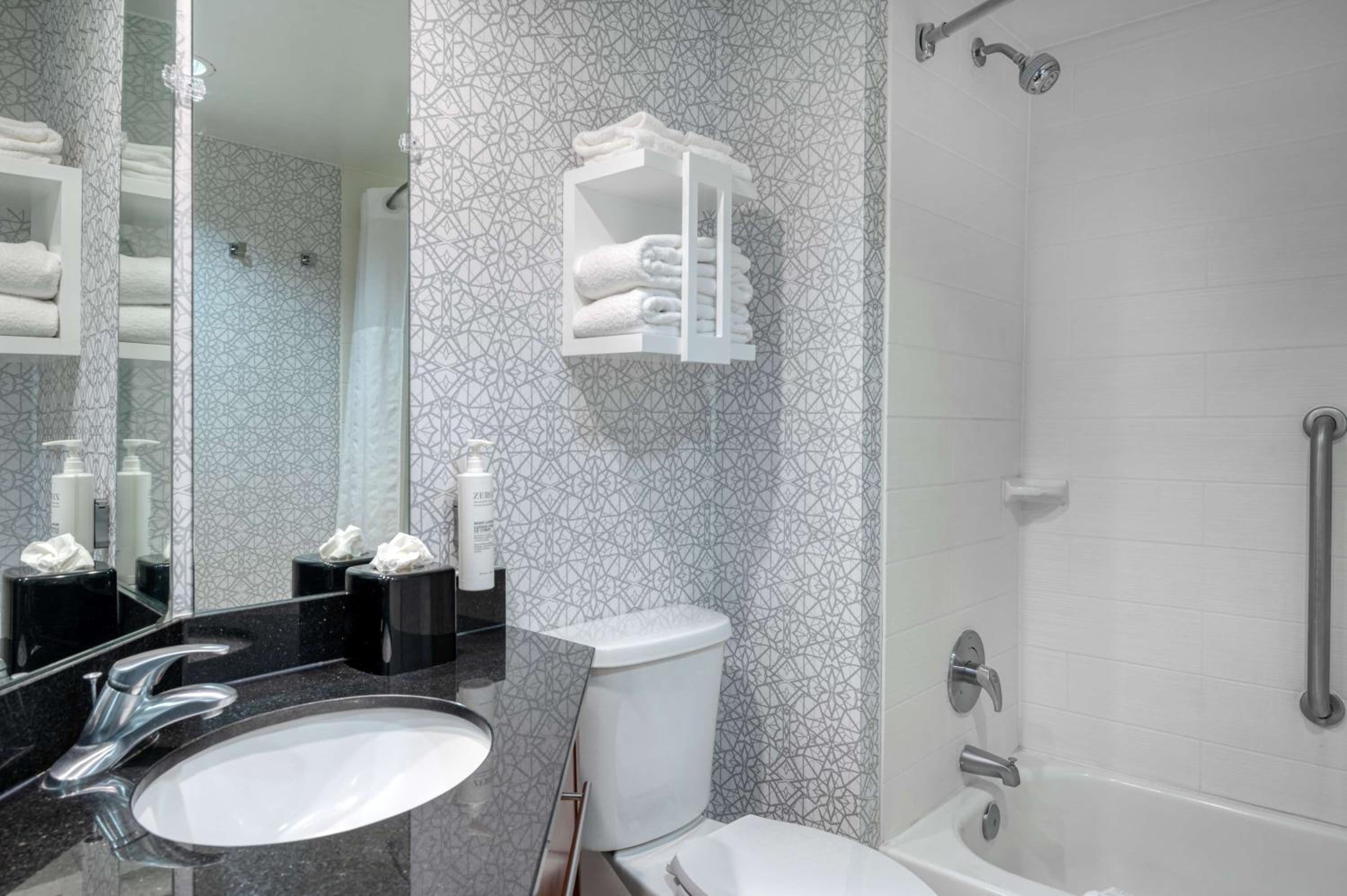 One-Bedroom Queen Suite - Non-Smoking - Photo 4