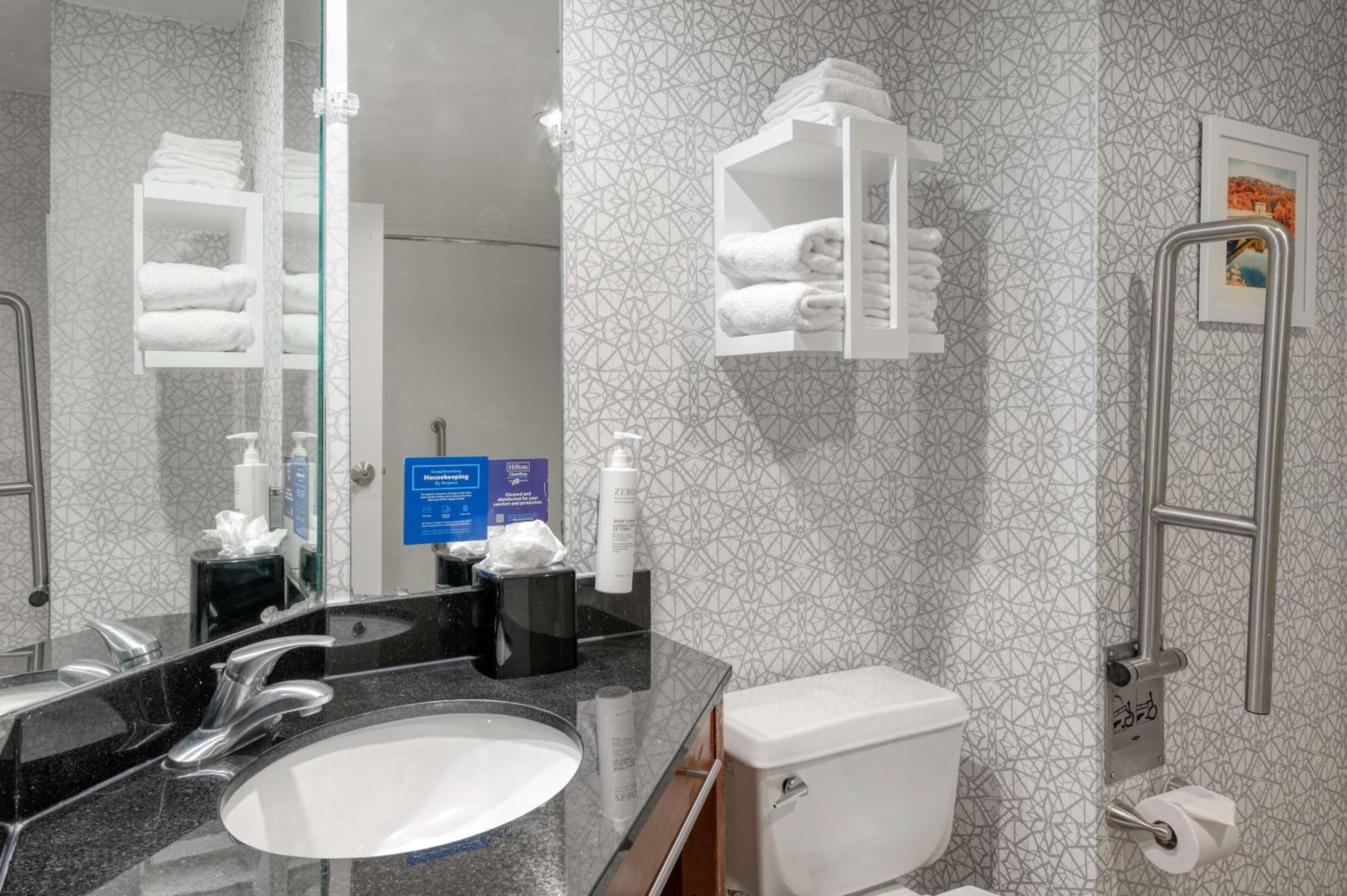 Double Room with Tub - Mobility Accessible/Non-Smoking - Photo 2