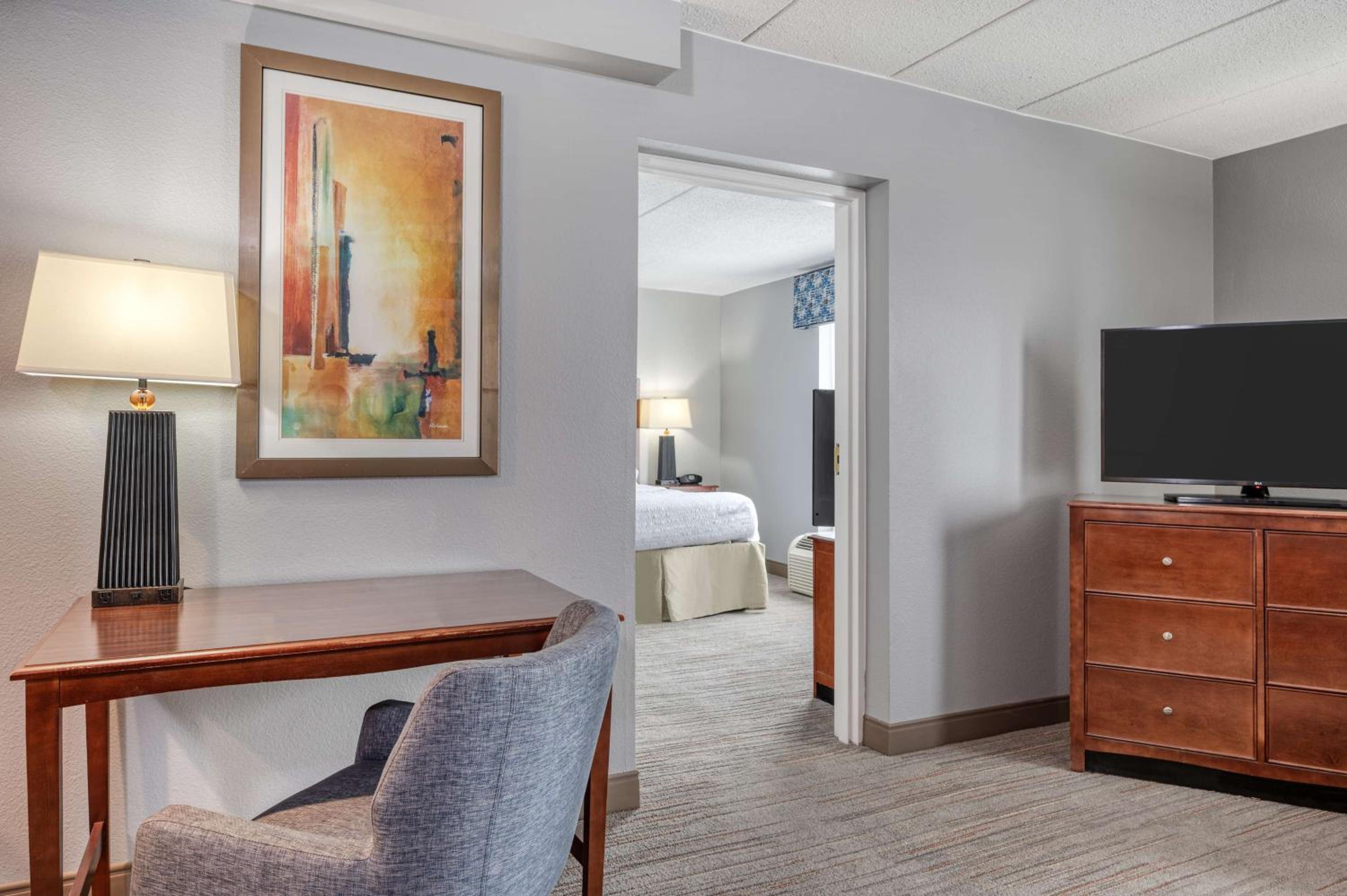 One-Bedroom Queen Suite - Non-Smoking - Photo 1