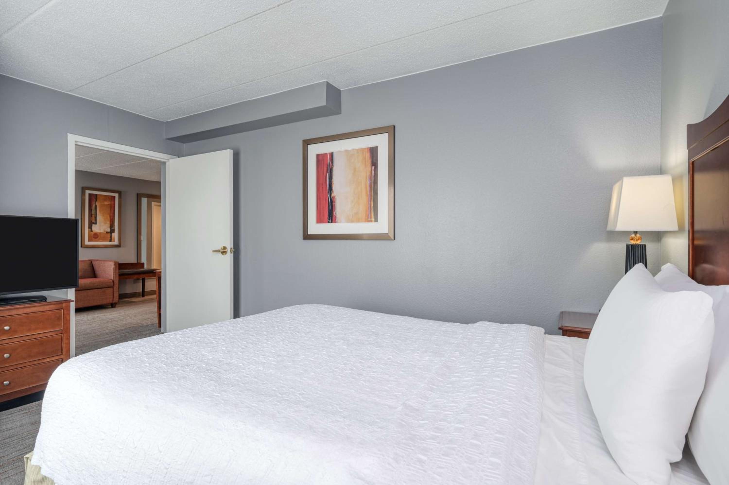 One-Bedroom Queen Suite - Non-Smoking - Photo 3