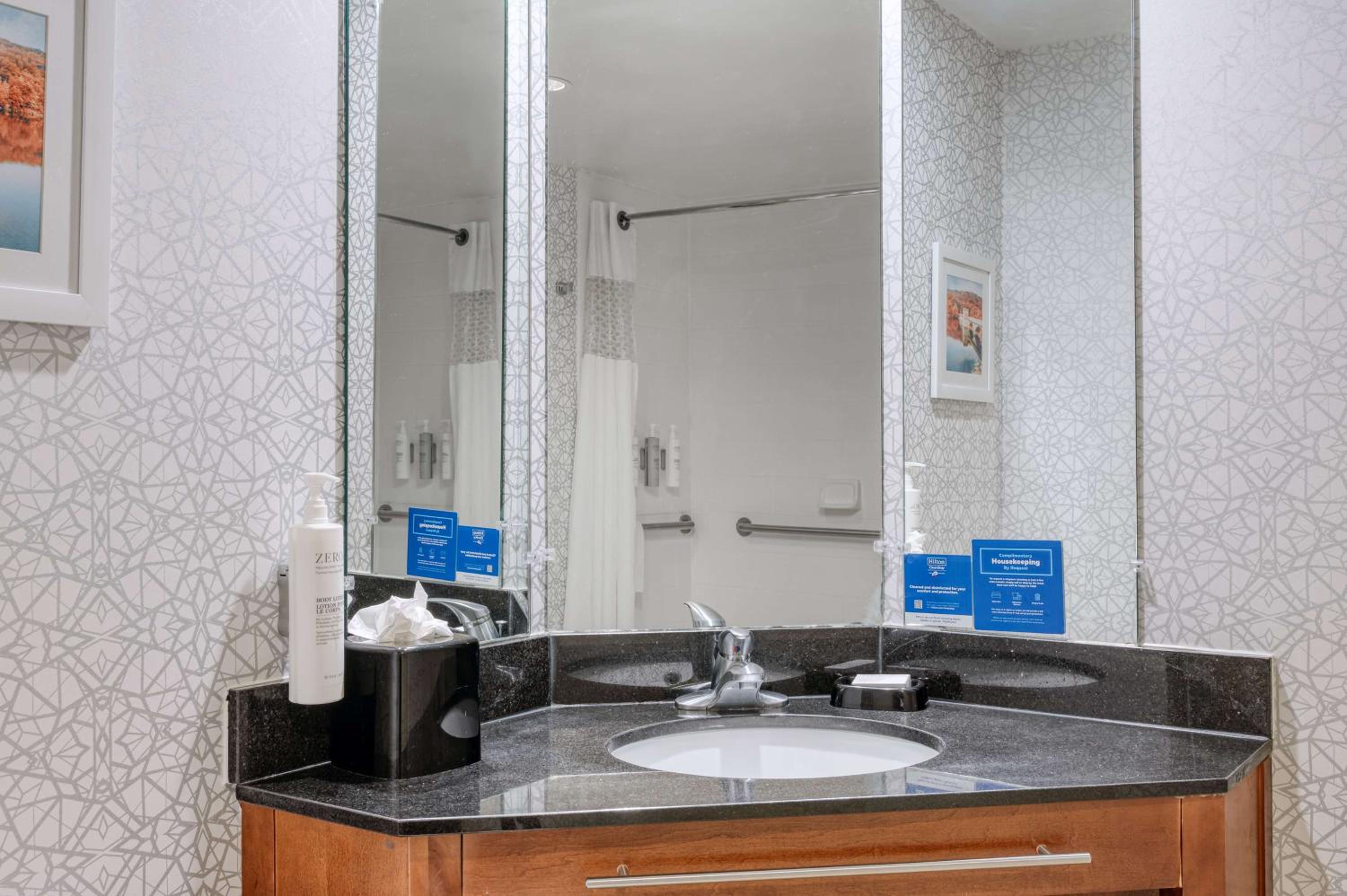 Double Room with Roll-in Shower - Mobility Accessible/Non-Smoking - Photo 5