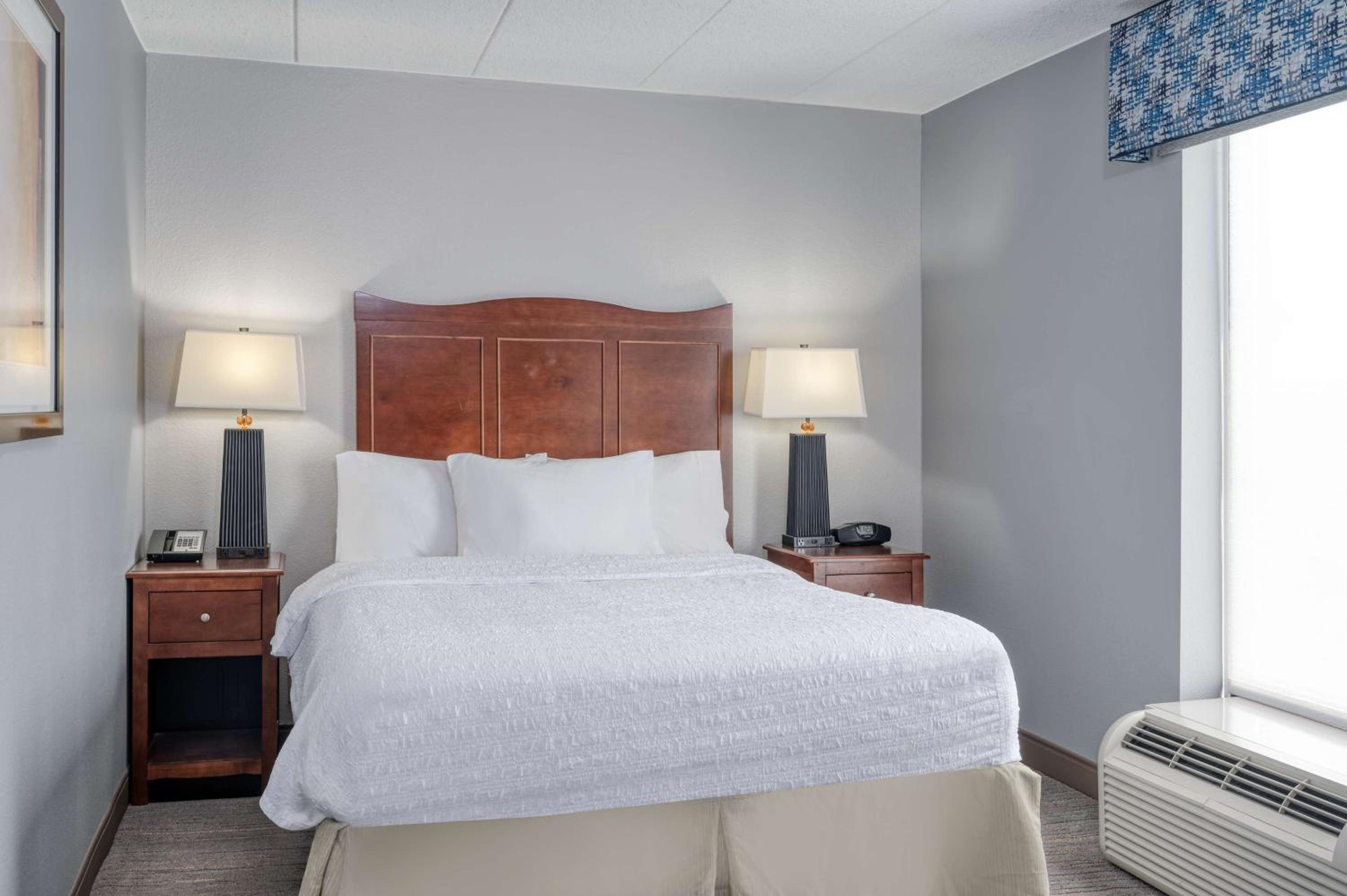 One-Bedroom Queen Suite - Non-Smoking - Photo 2