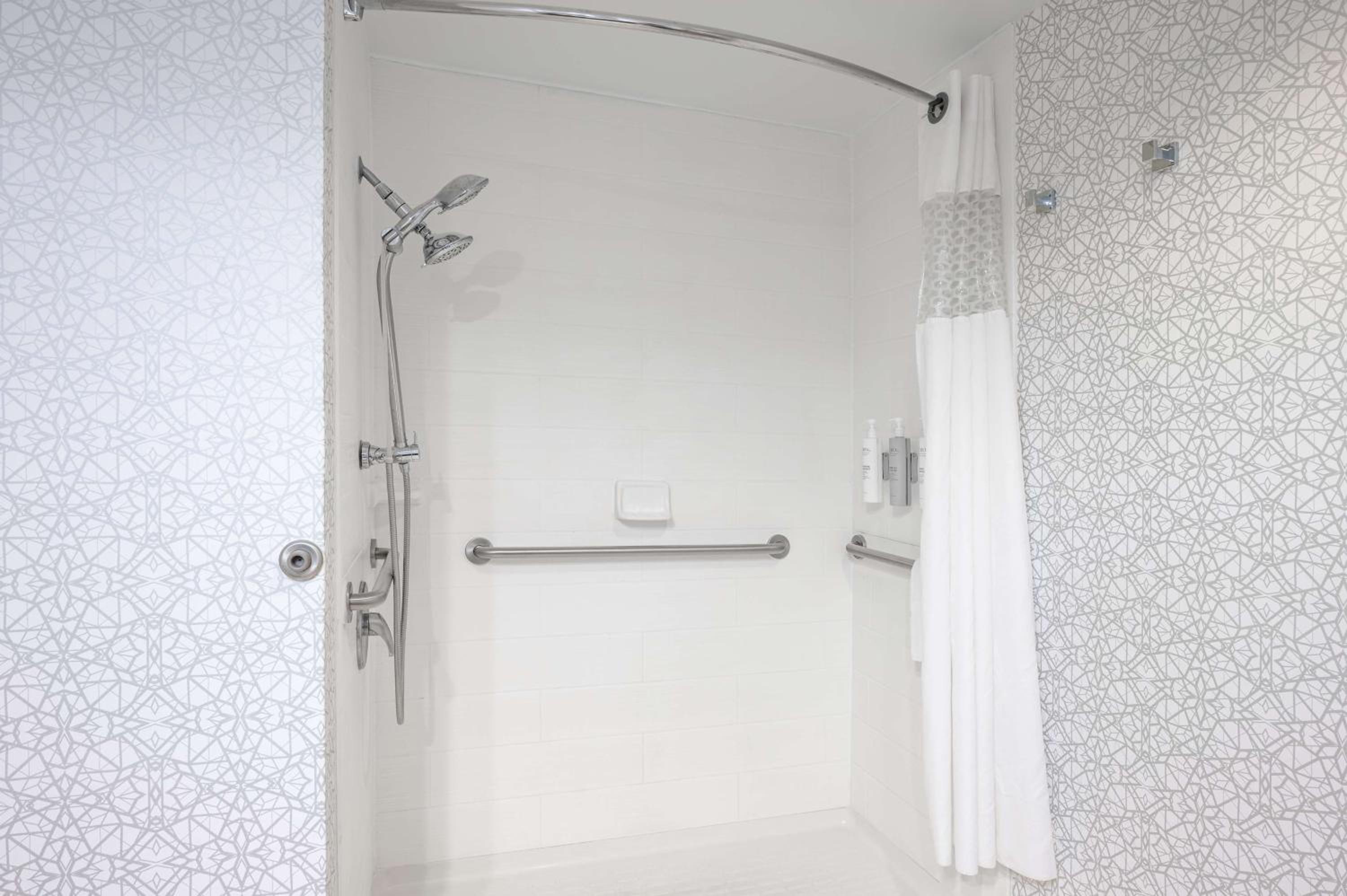Double Room with Roll-in Shower - Mobility Accessible/Non-Smoking - Photo 6