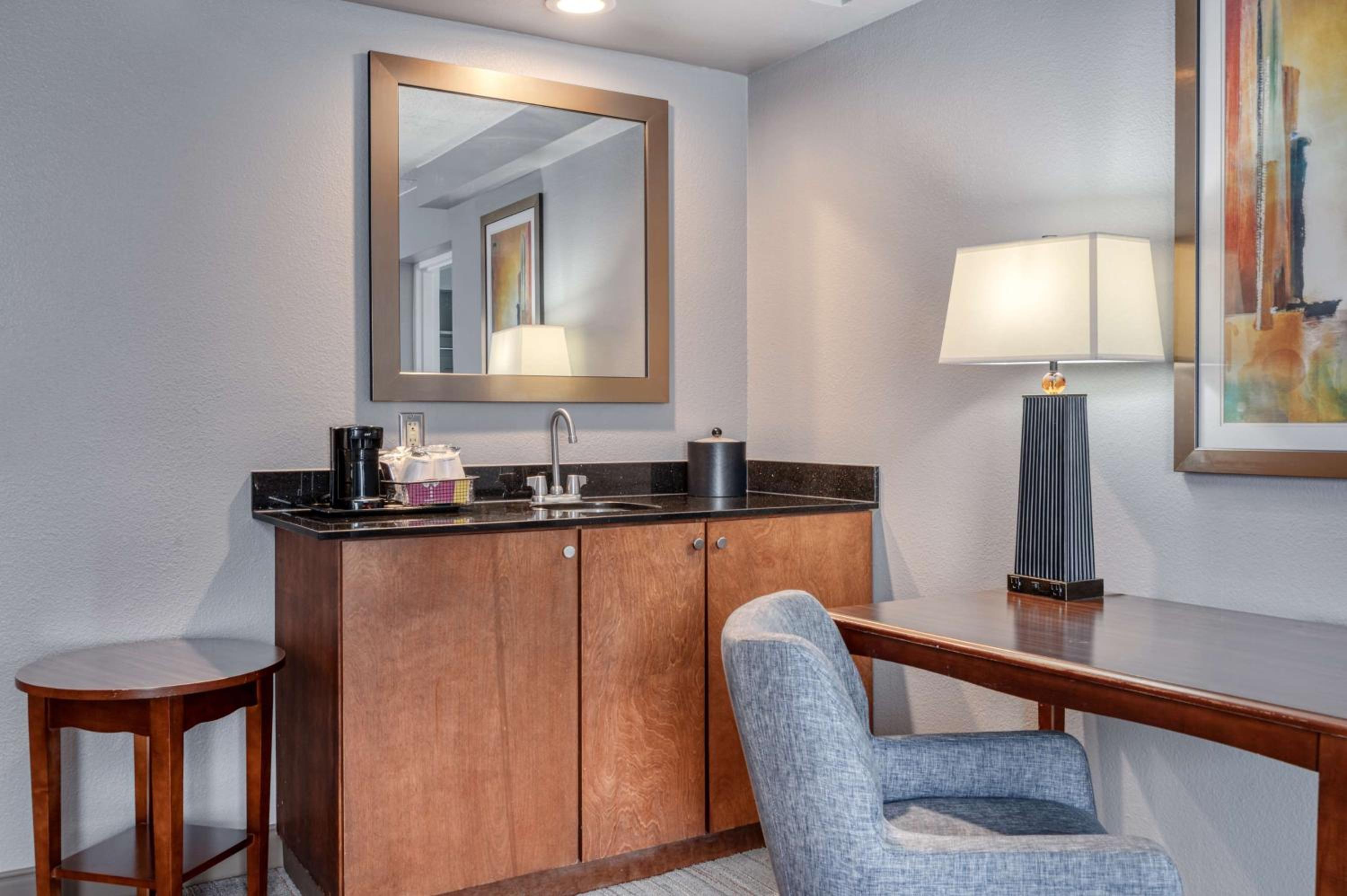 One-Bedroom Queen Suite - Non-Smoking - Photo 6