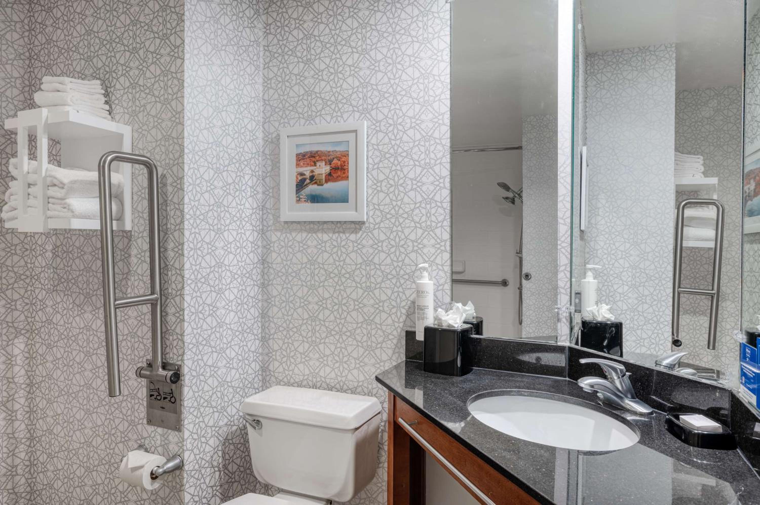 Double Room with Roll-in Shower - Mobility Accessible/Non-Smoking - Photo 4