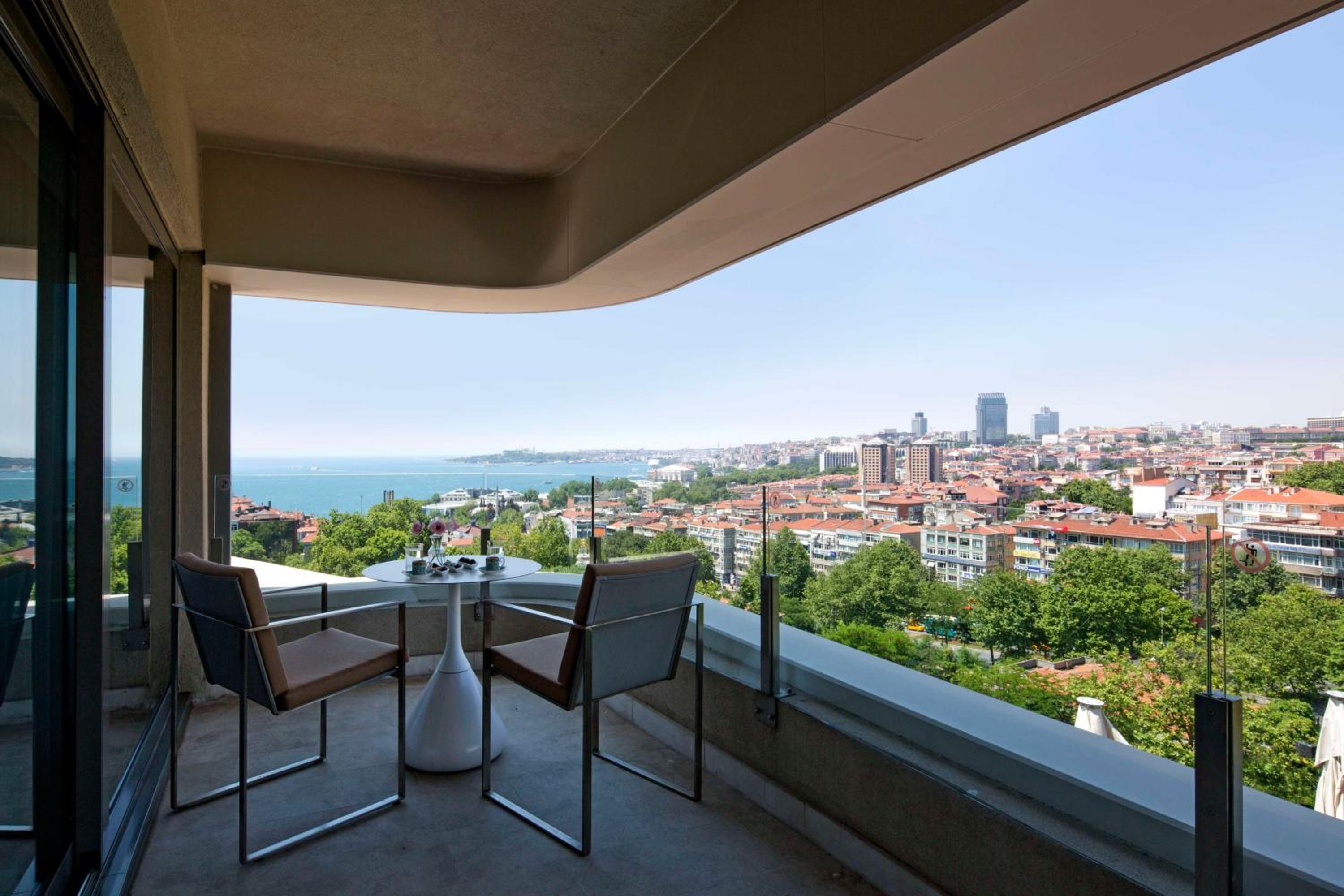 Bosphorus Suite with Balcony - Lounge Access