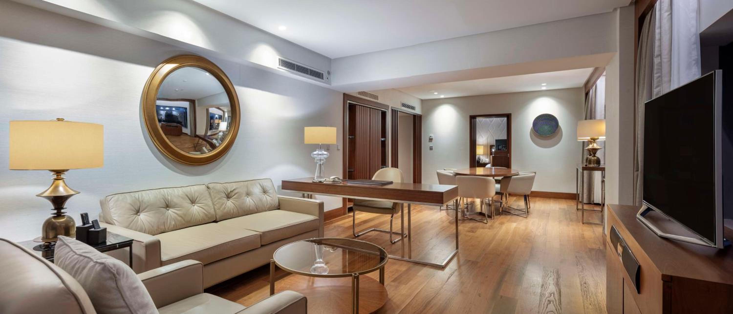 Deluxe Suite with Kitchen and Lounge Access thumbnail 6