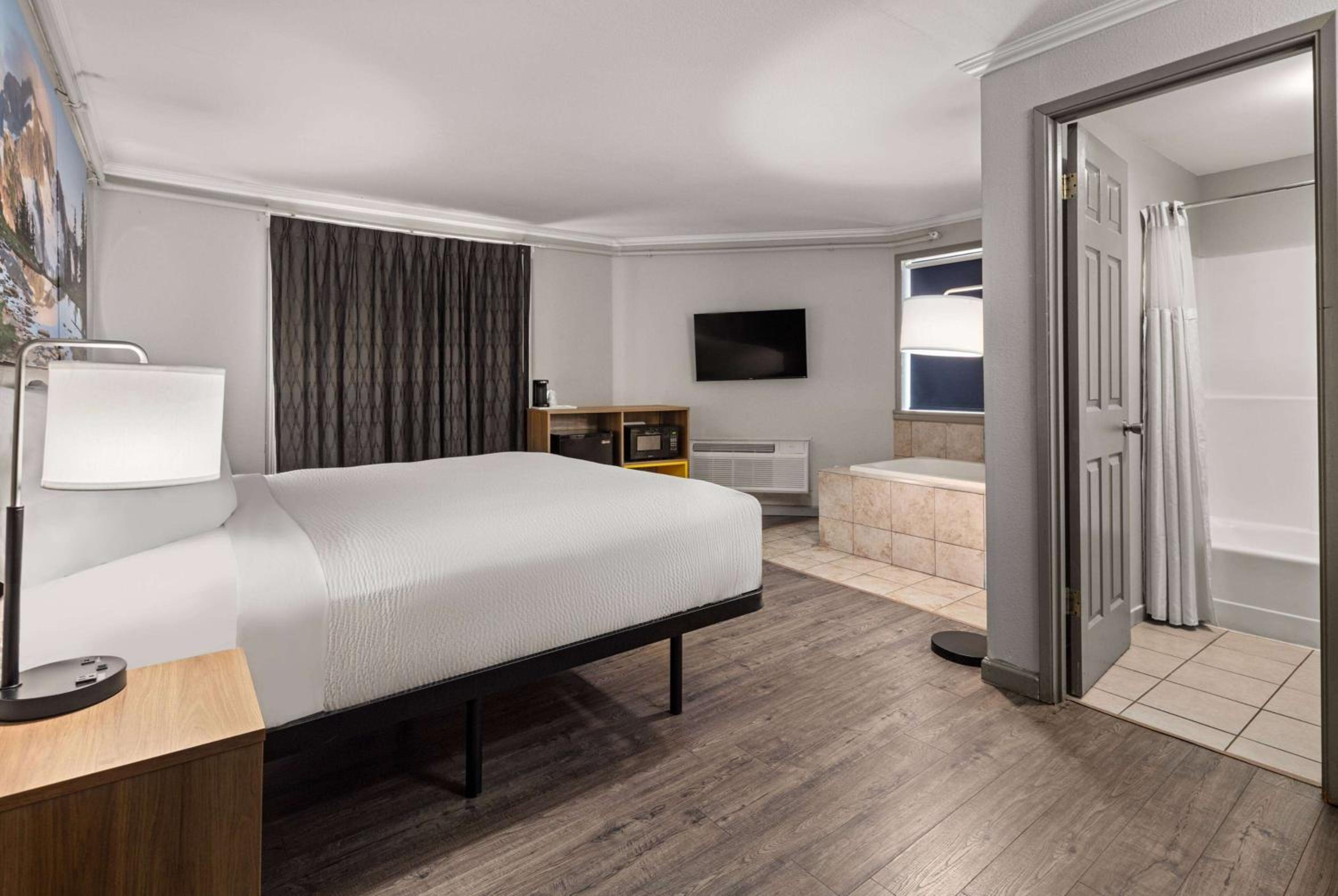 Deluxe King Room - Non-Smoking photo 1