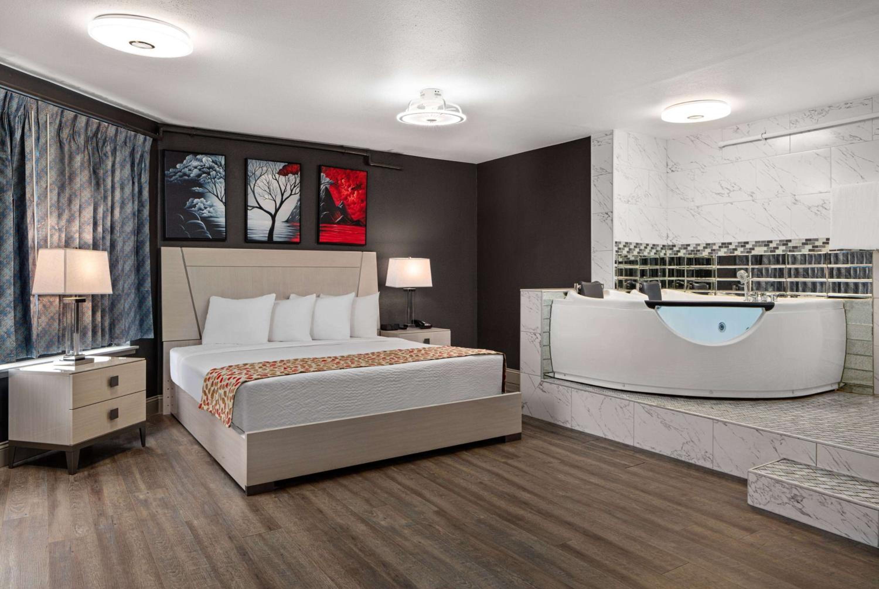 Honeymoon Suite with Jacuzzi - Non-Smoking photo 1