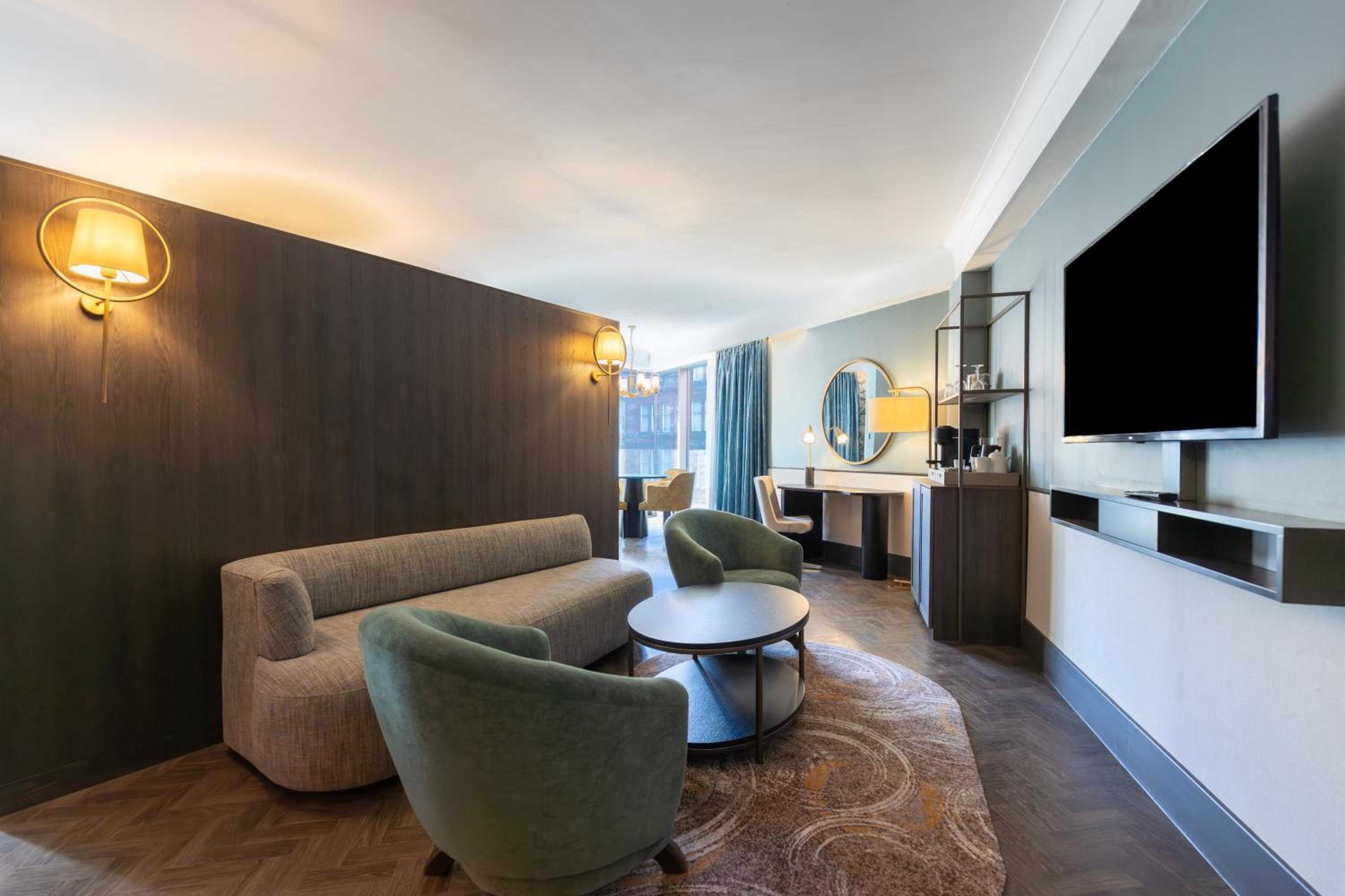 Corner Suite - Photo 1