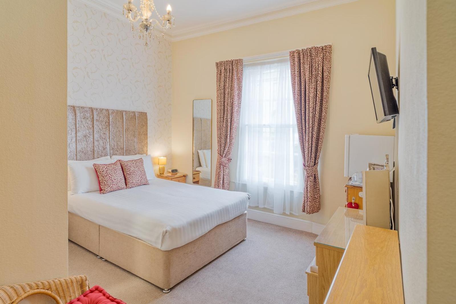 King Room with En-Suite Shower photo 1