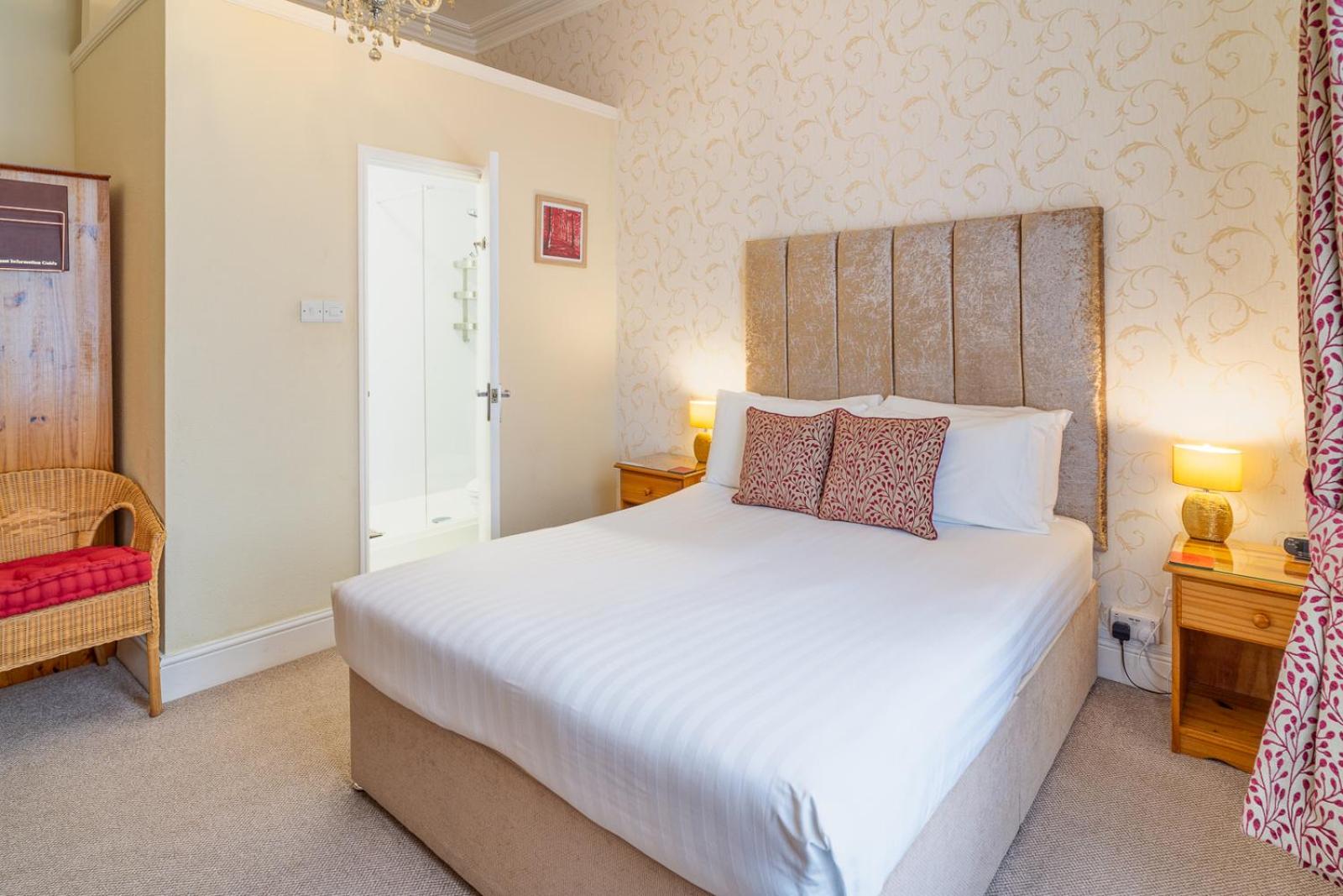 King Room with En-Suite Shower photo 2