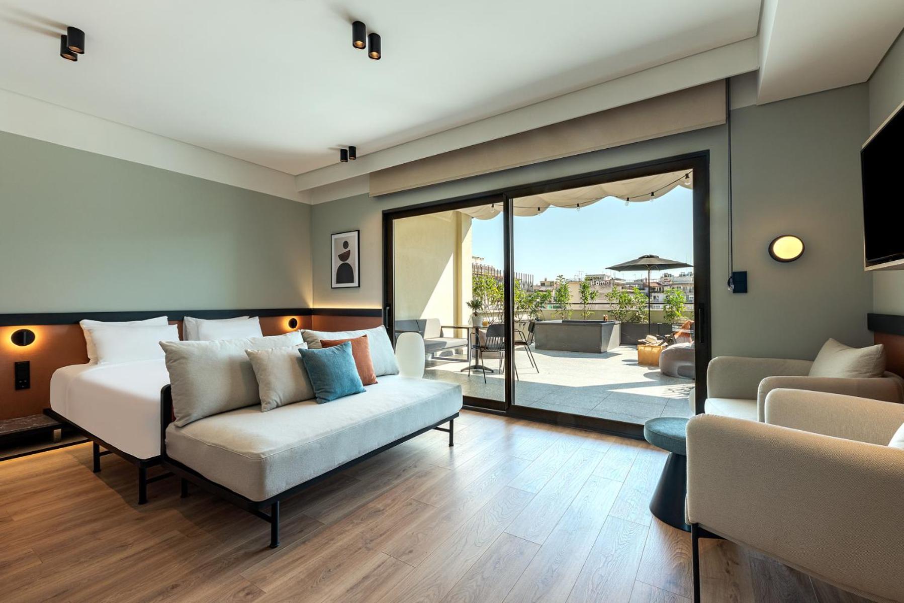 Suite with Hot Tub - Photo 2