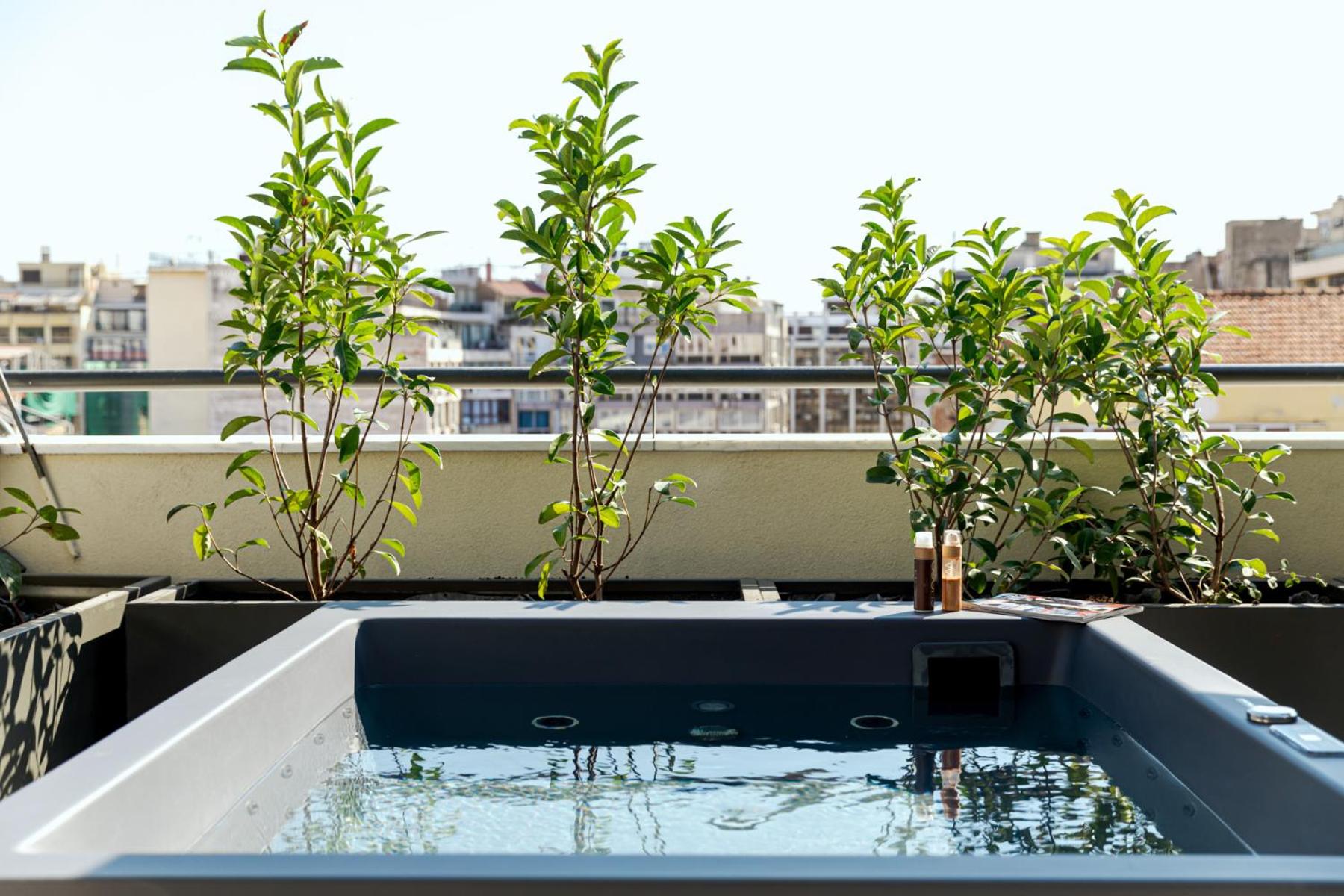 Suite with Hot Tub - Photo 3