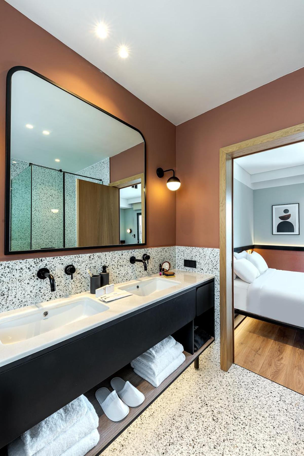Suite with Hot Tub - Photo 5