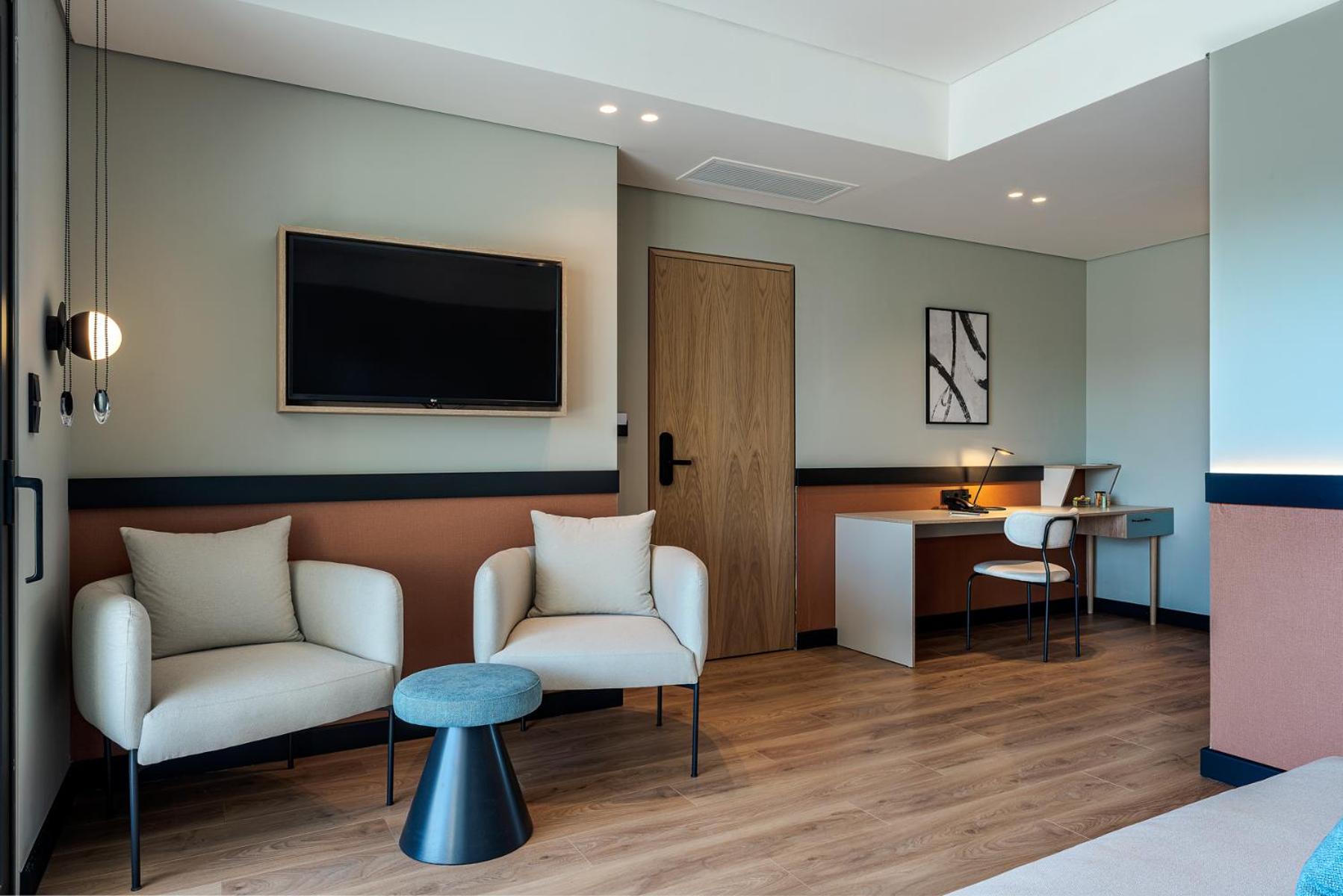 Suite with Hot Tub - Photo 14