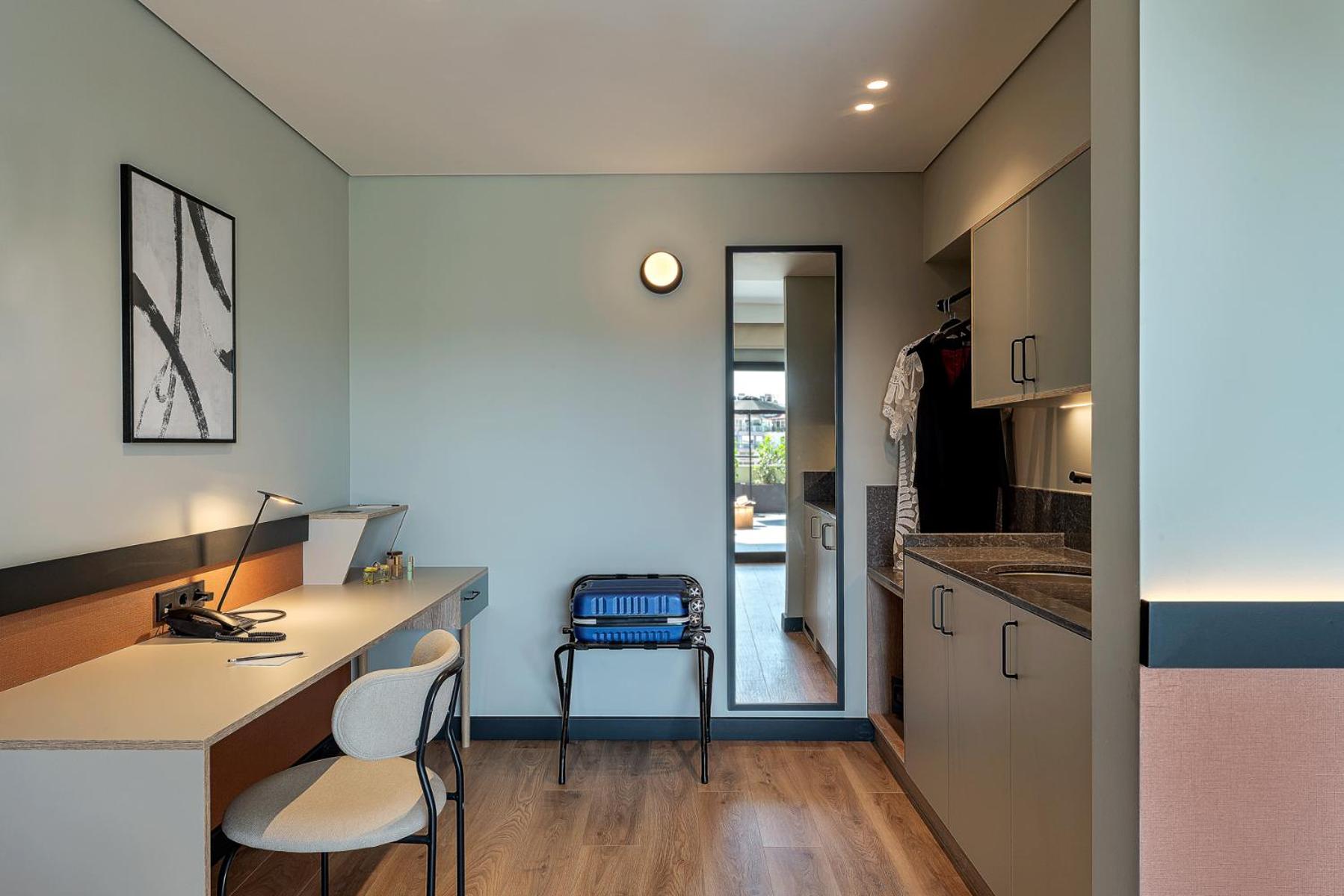 Suite with Hot Tub - Photo 8