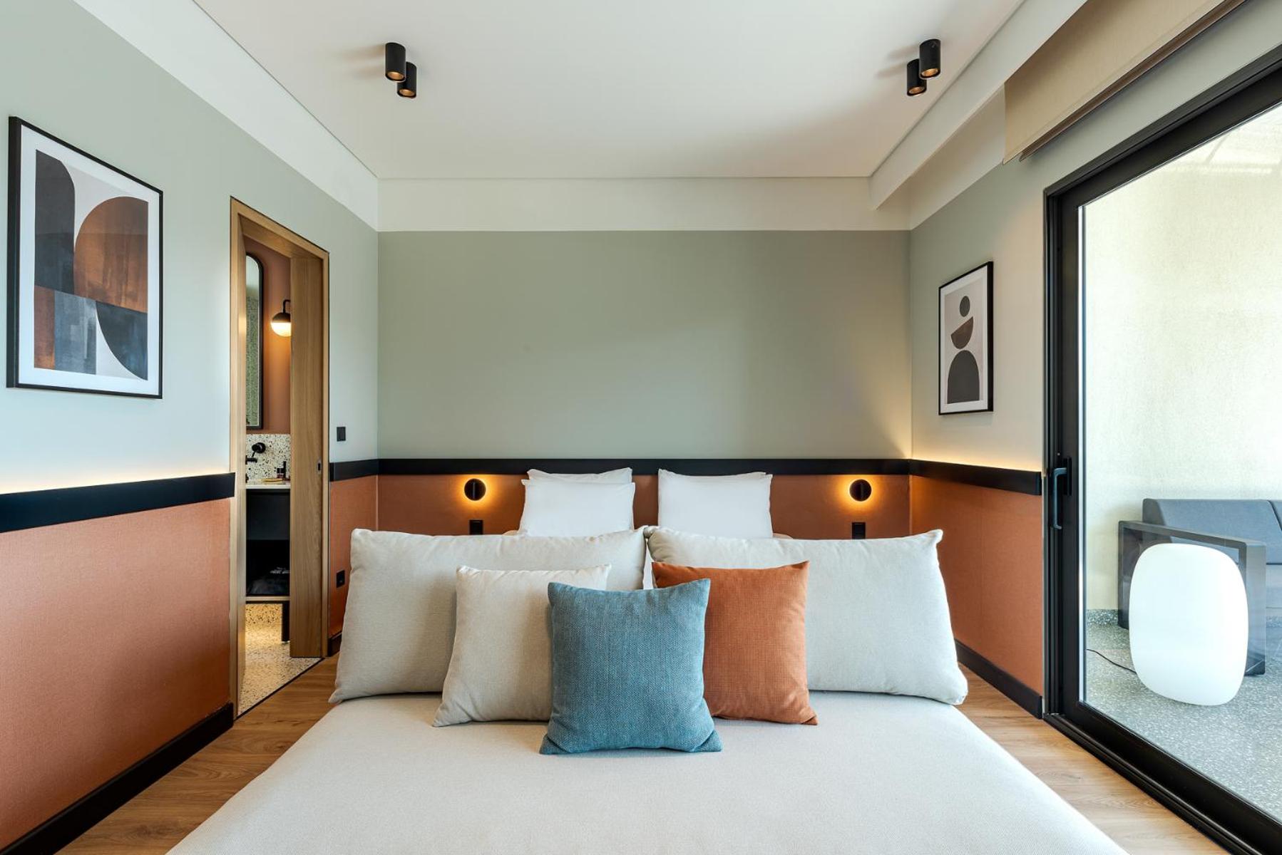 Suite with Hot Tub - Photo 10