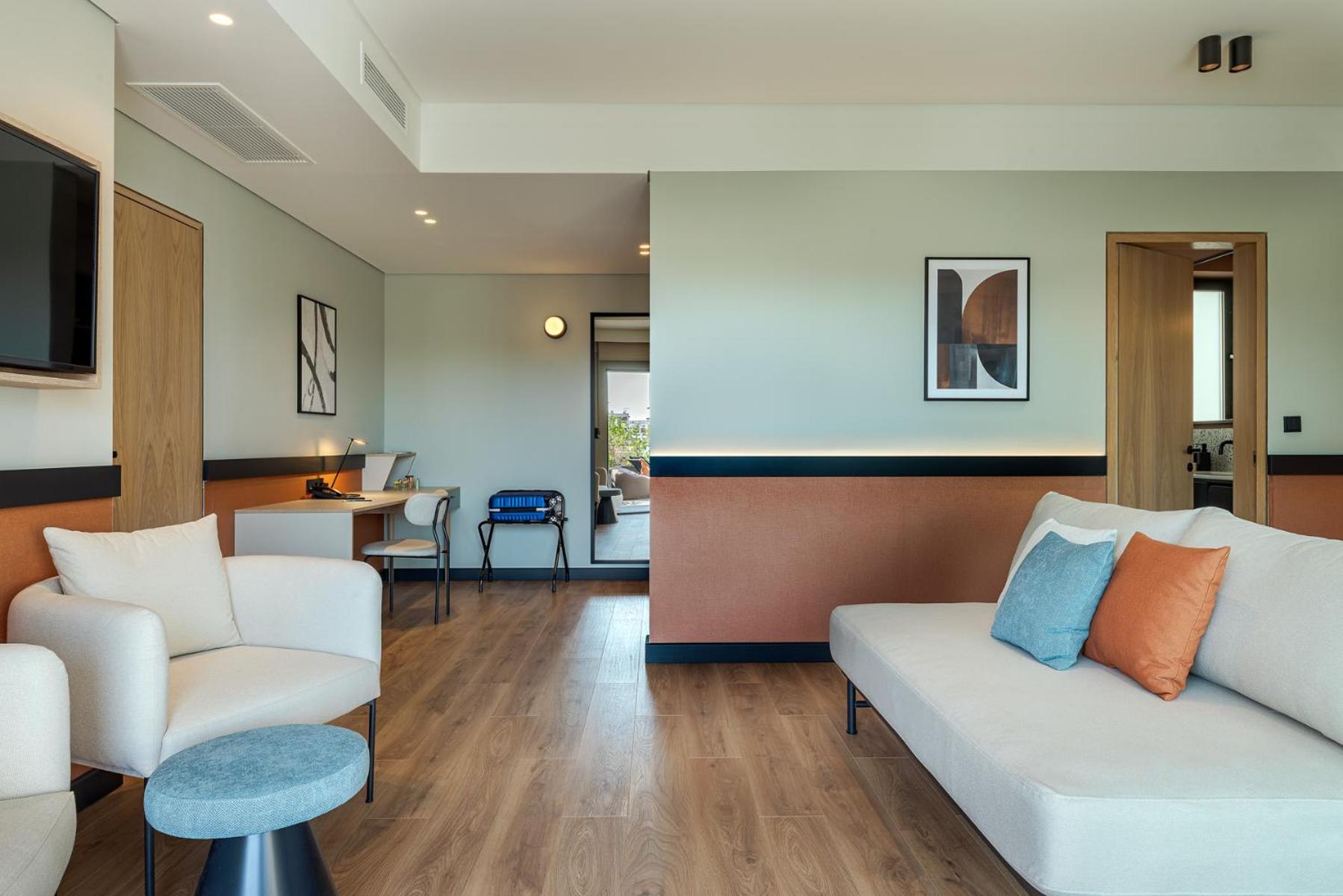 Suite with Hot Tub - Photo 11