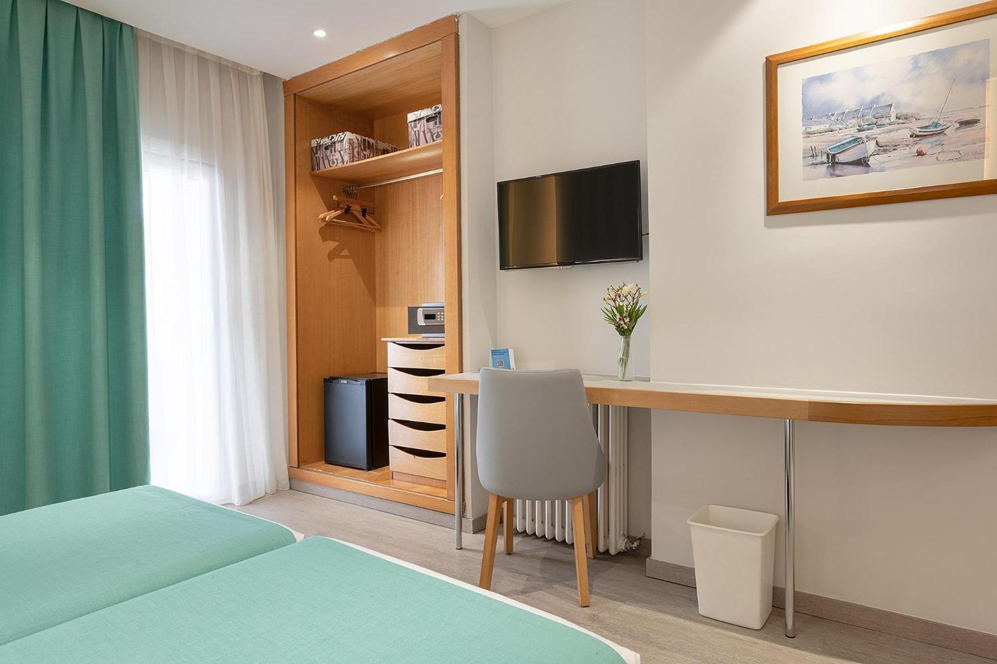 Double or Twin Room (2 Adults + 1 Child)