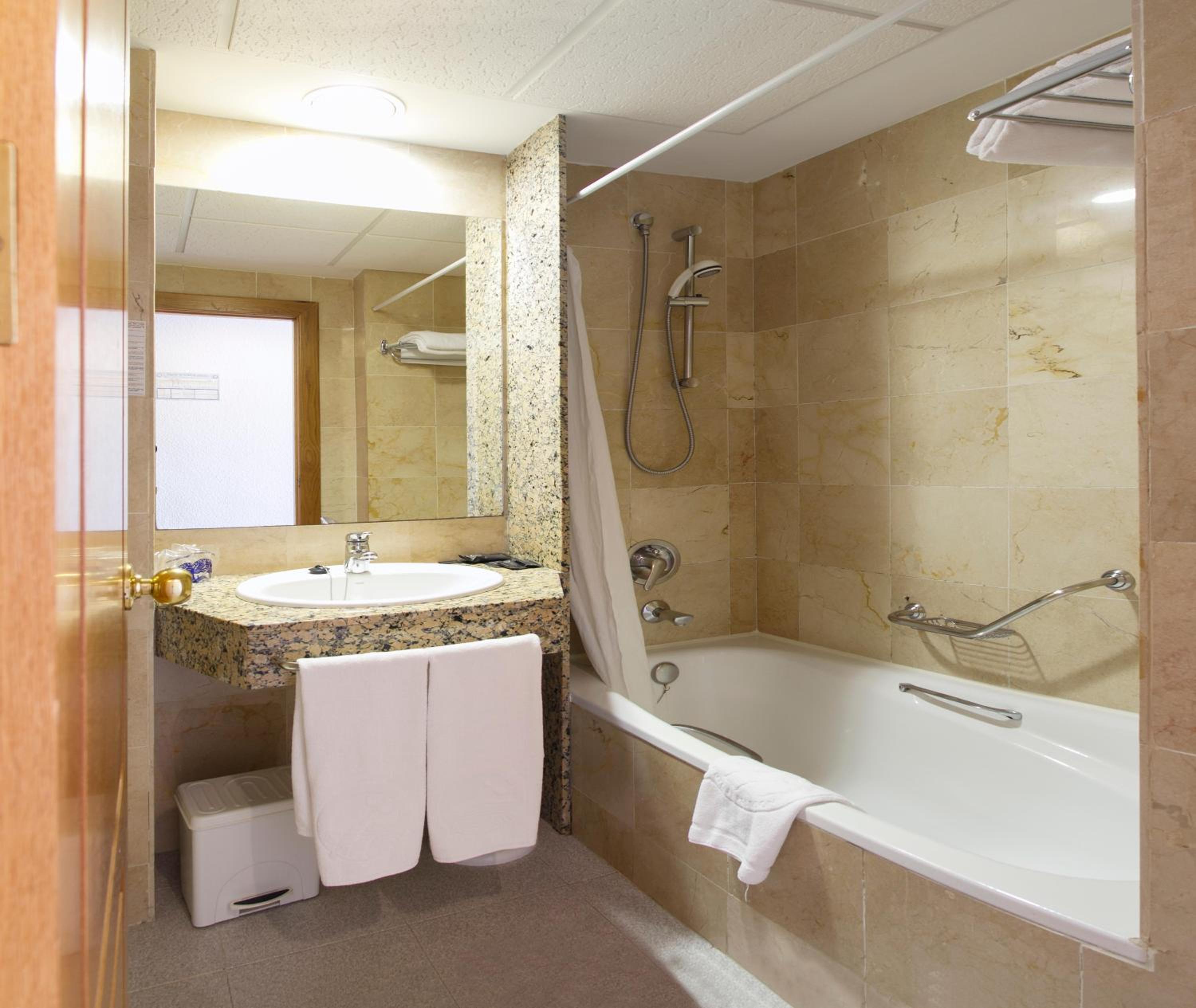Double or Twin Room with Sea View (2 Adults) - Photo 7
