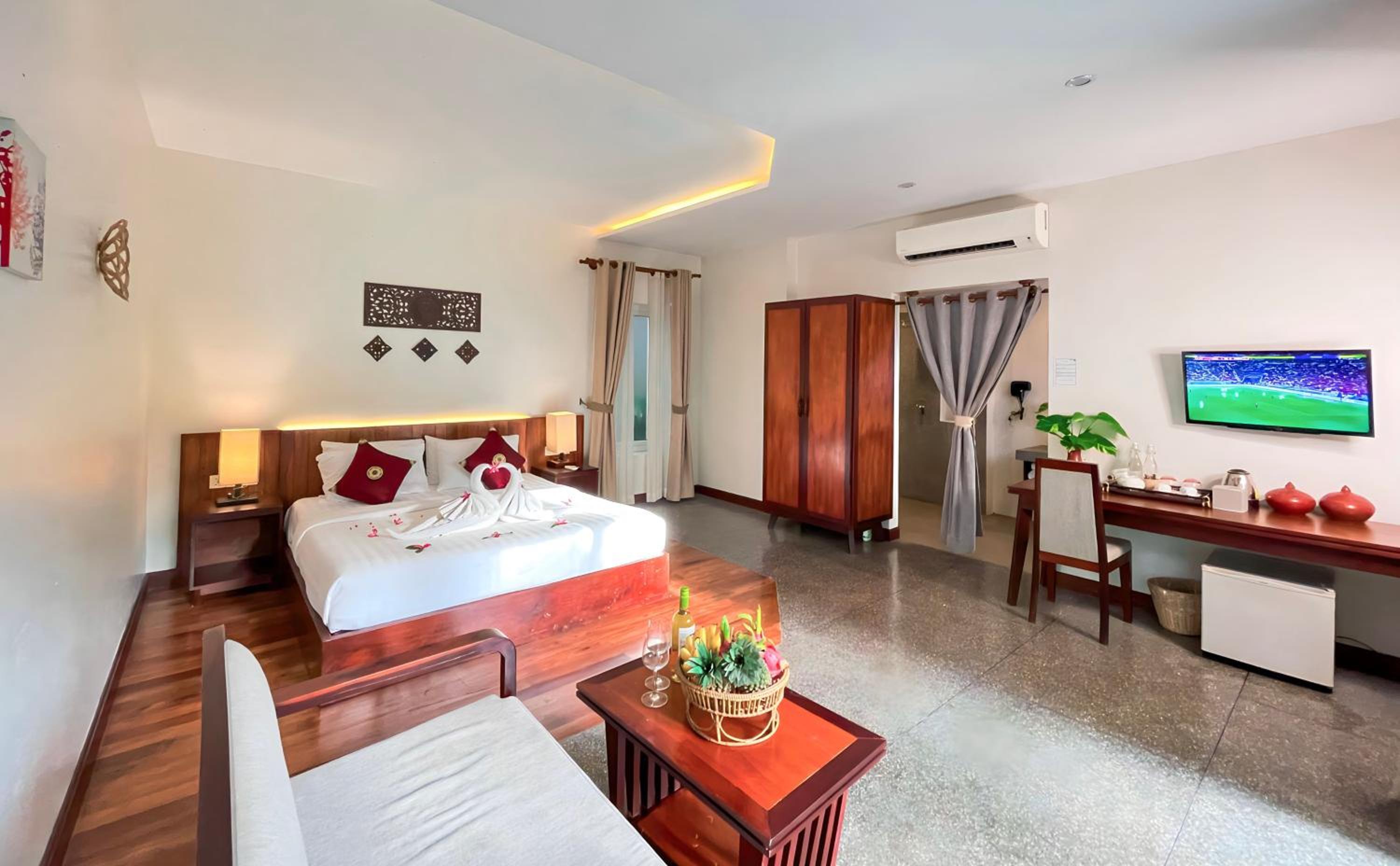 Honeymoon Suite With Balcony Pool View - Photo 1